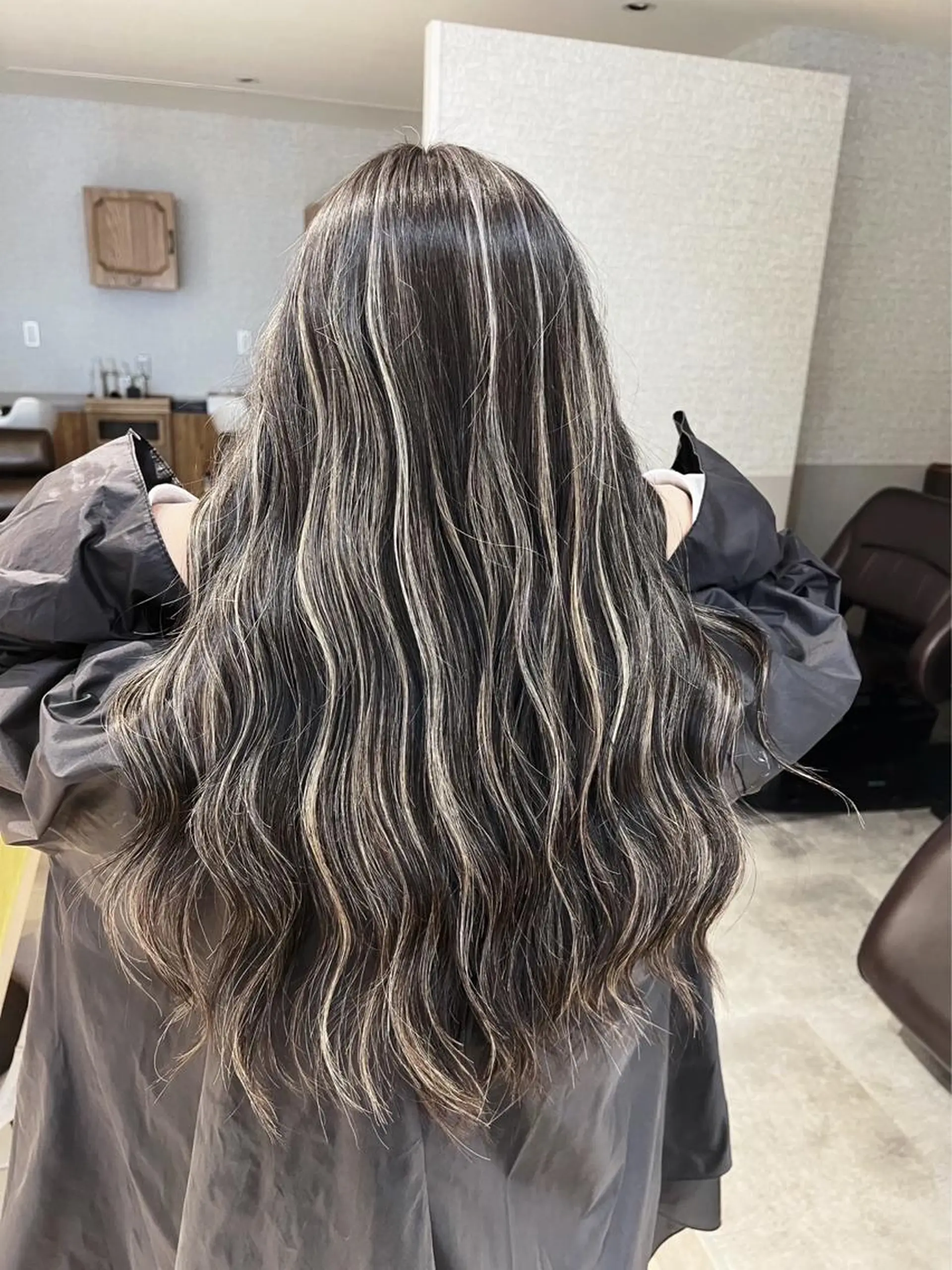 ロング カラー ダークグレー ダークグレージュ グレージュ ハイライトカラー ハイライト ヘアカラー トリートメント ROBIN所属・指名数No.1 /NAOYAのヘアスタイル