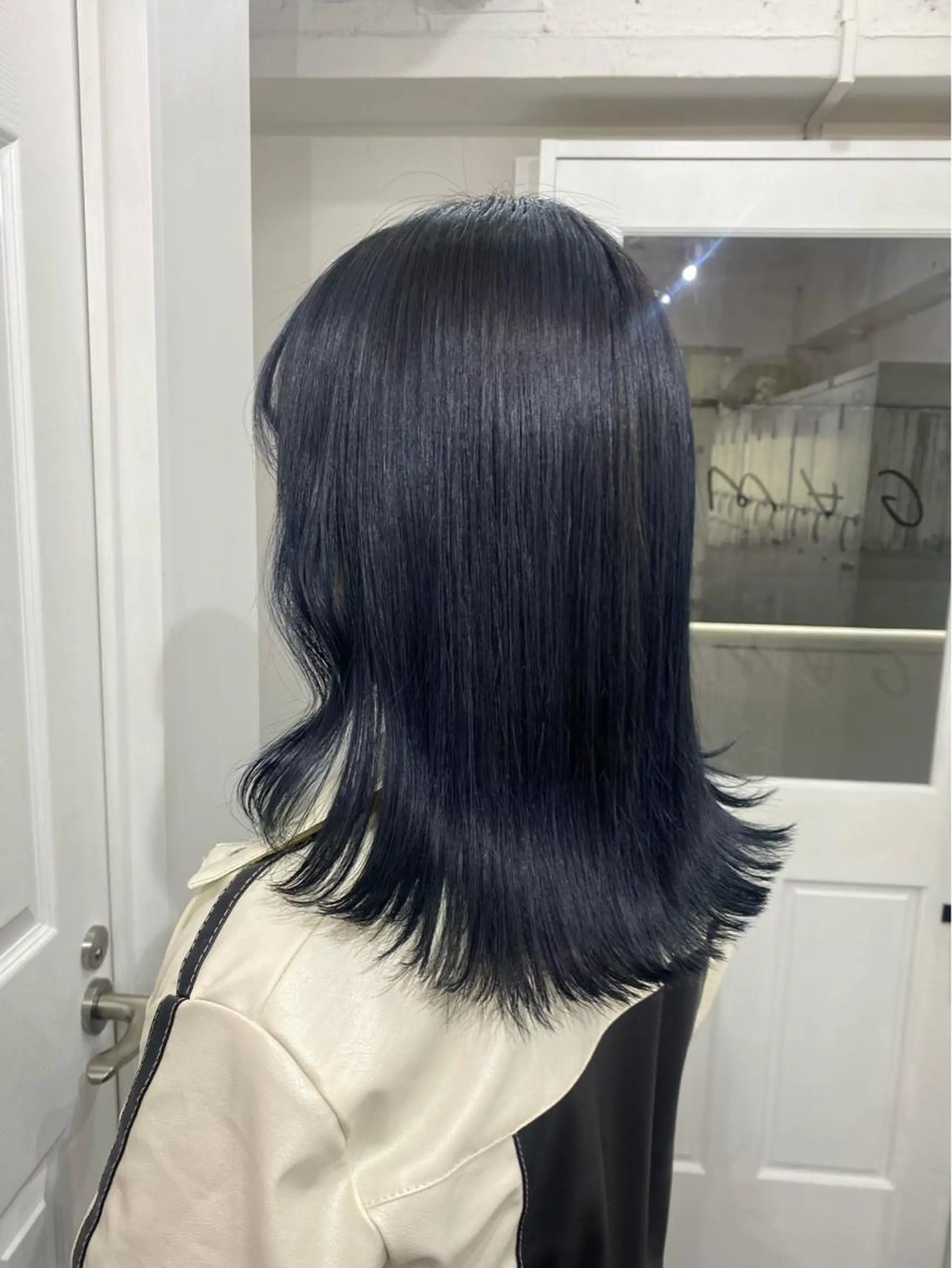 セミロング カラー 黒髪 ブリーチ ブルーカラー ブルーブラック 透明感カラー 楓🦋韓国系レイヤー / 透明感カラー🤍のヘアスタイル