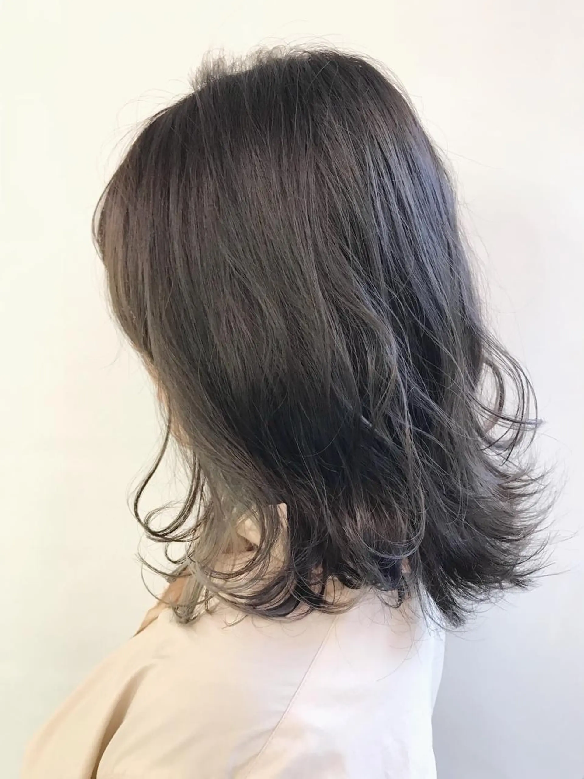 ミディアム カラー アッシュ ブリーチ イヤリングカラー グレージュ ヘアカラー トリートメント やまだ まいのヘアスタイル