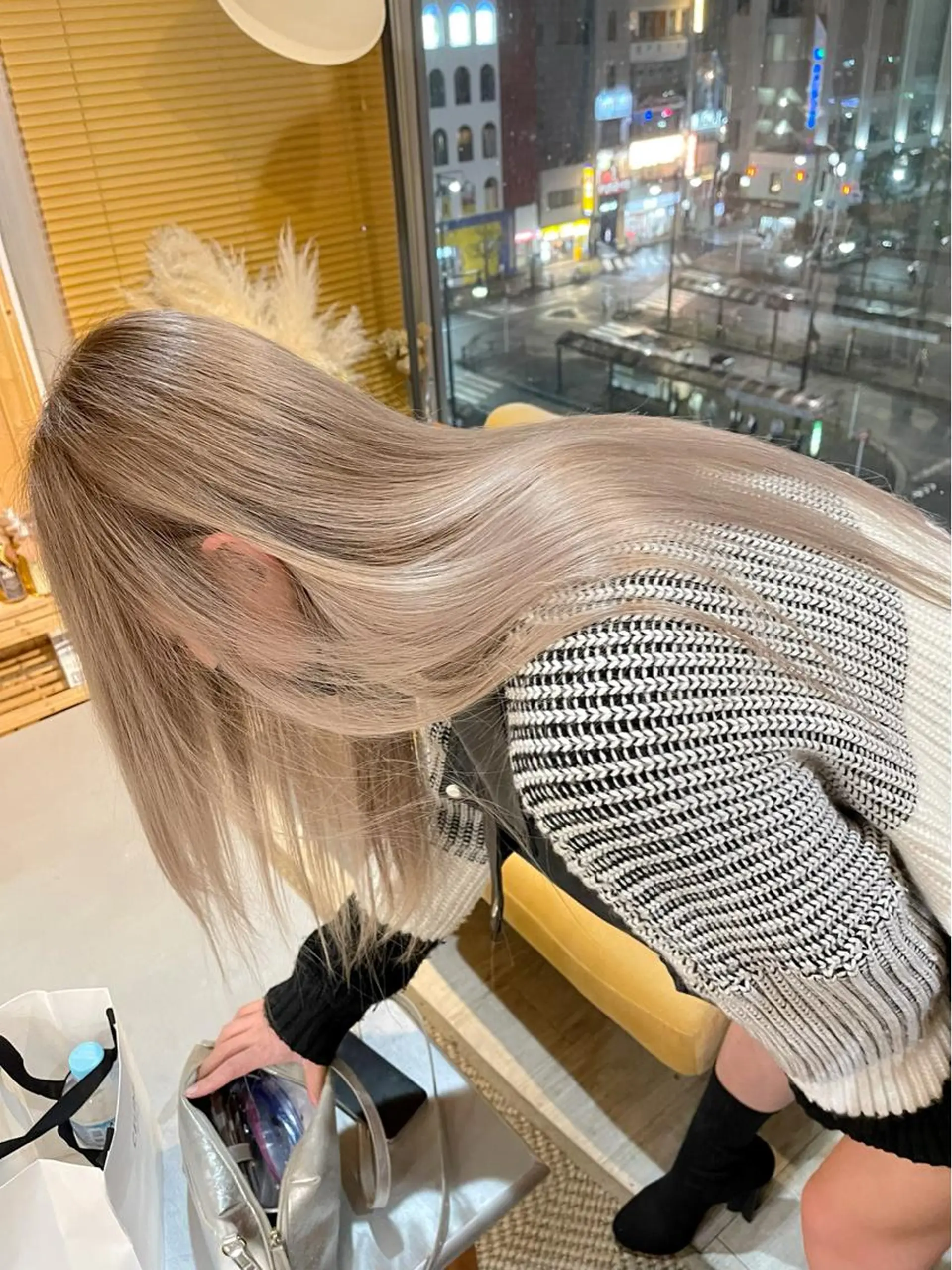 ロング 韓国レイヤー外国人風 透明感カラー髪質改善のヘアスタイル