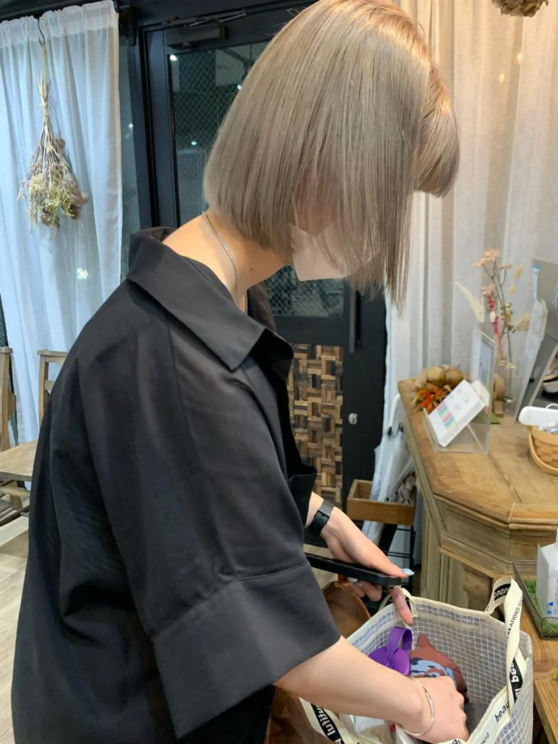 ショート カラー ハイトーンカラー カット ヘアカラー トリートメント salowin梅田所属・レイヤー/顔周り /AKARIのヘアスタイル