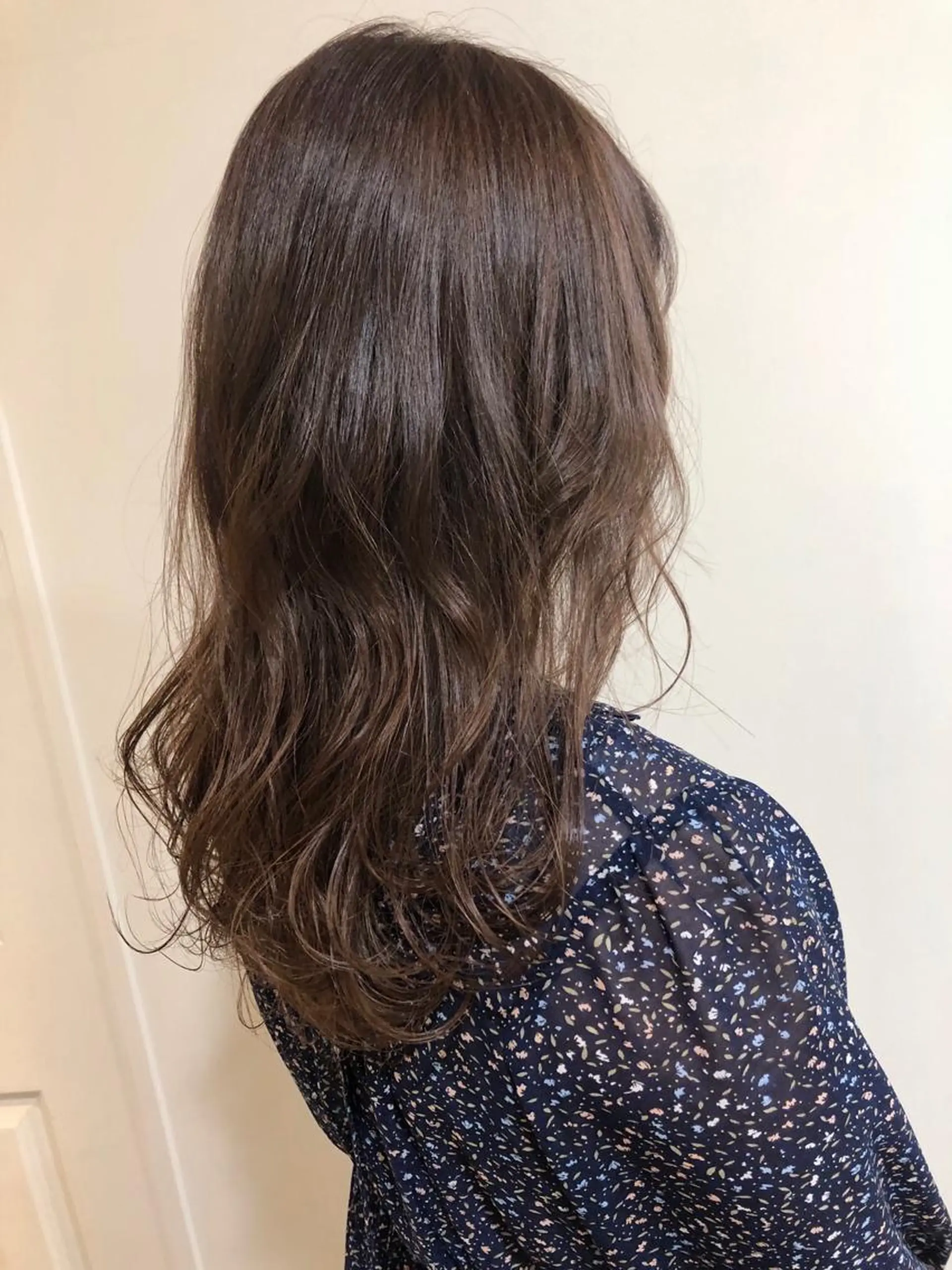 セミロング カラー MIOベージュカラー 柔らかいカラーのヘアスタイル