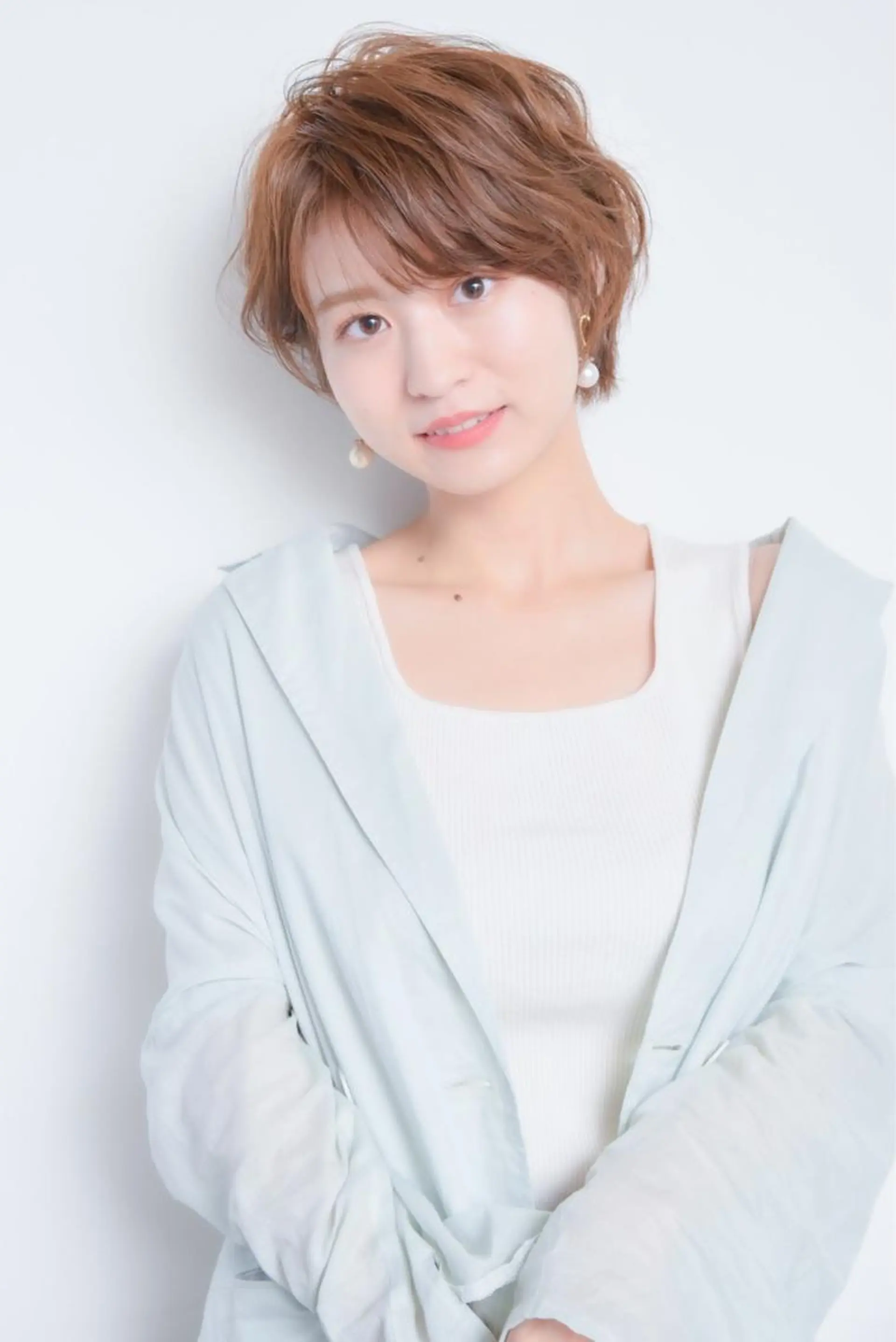 カラー 鮮やかカラーと艶髪 美容師を目指すモリーのヘアスタイル