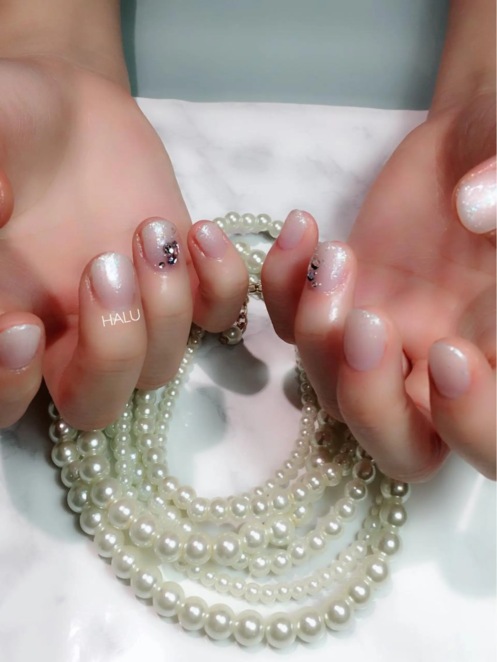 ネイル グラデーション ストーンネイル ホワイト HALU ハルのネイルデザイン