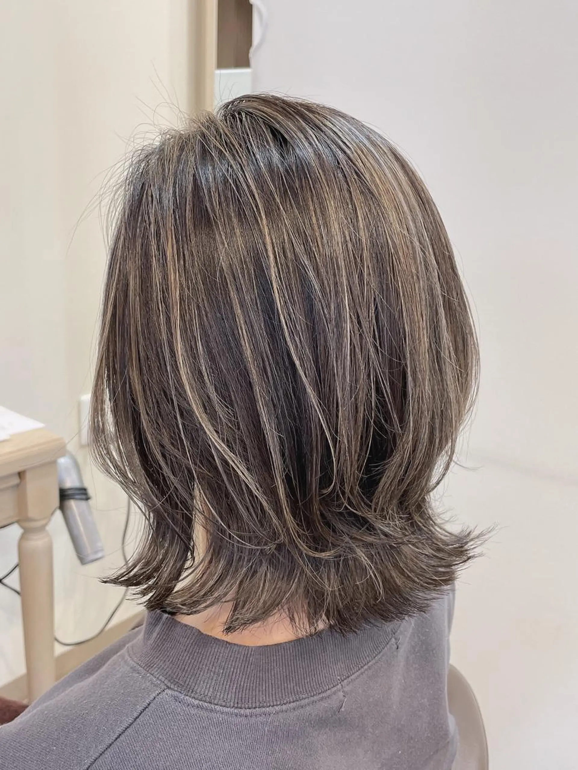 ミディアム カラー アッシュ アッシュグレー ハイライトカラー ハイライト ヘアカラー 尚平 40代からの 髪質改善専門のその他イメージ