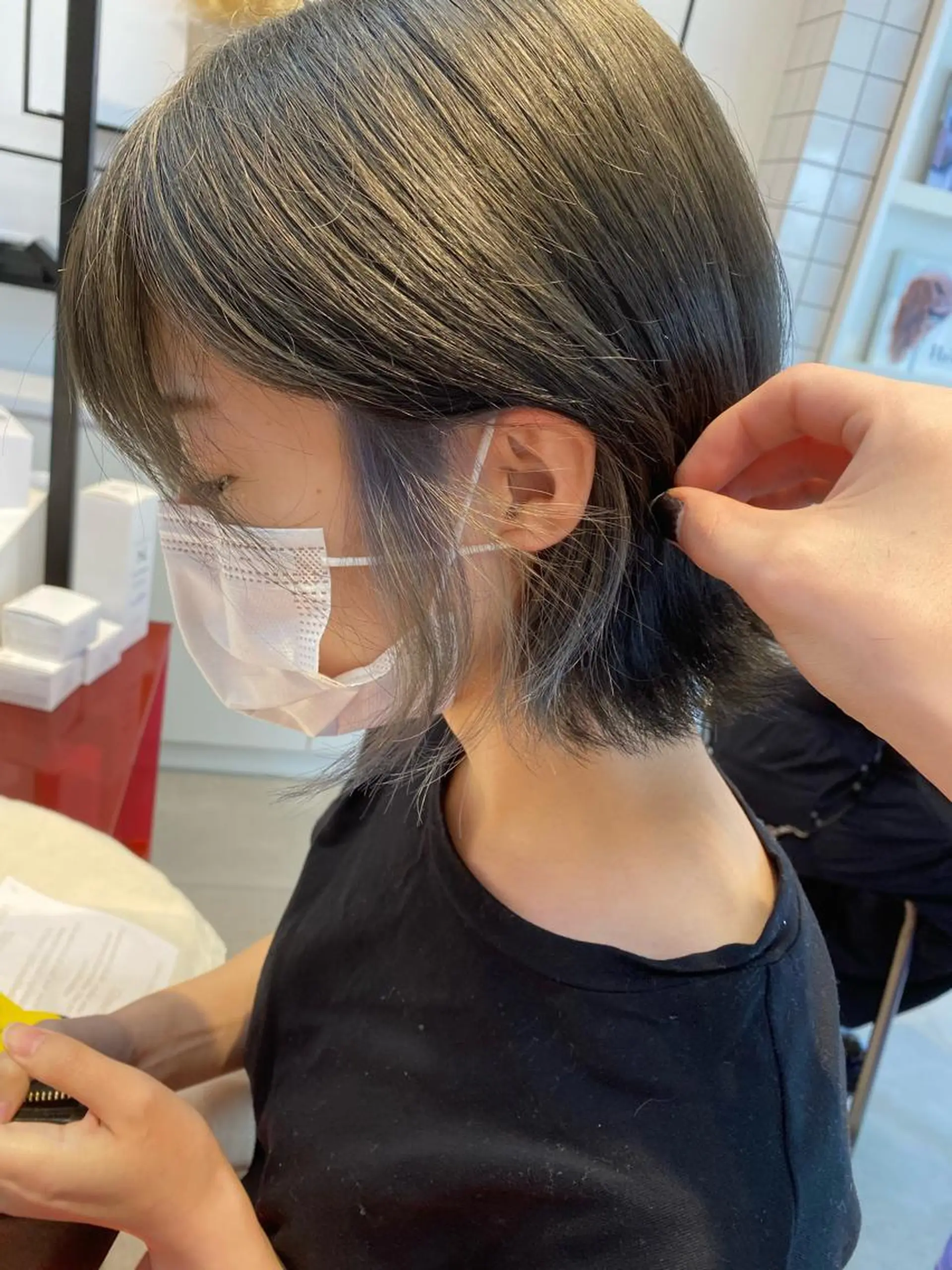 ショート カラー グレージュ インナーカラー シルバー 荒谷 薫のヘアスタイル