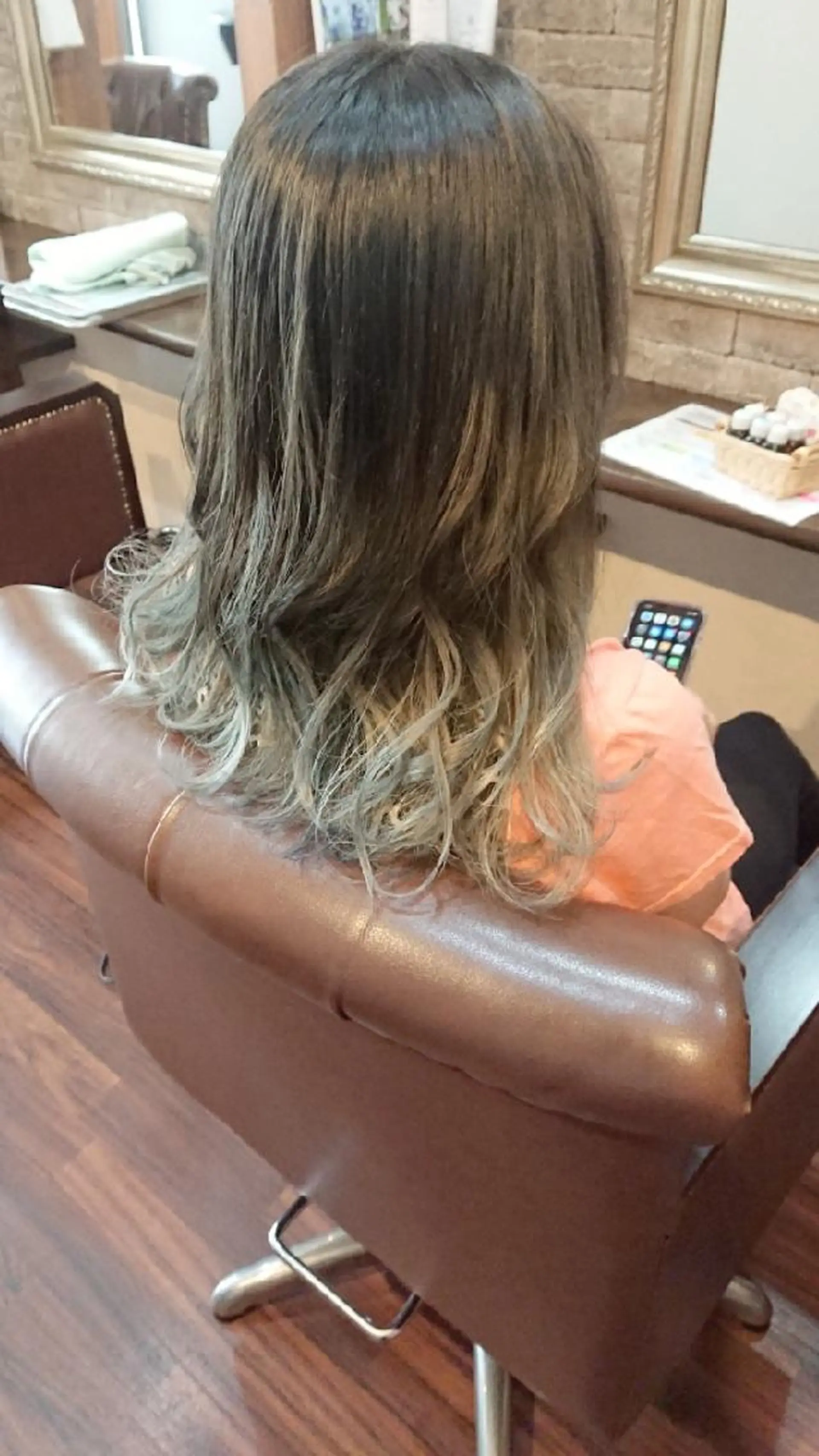 セミロング カラー 美髪 カラーリストのヘアスタイル