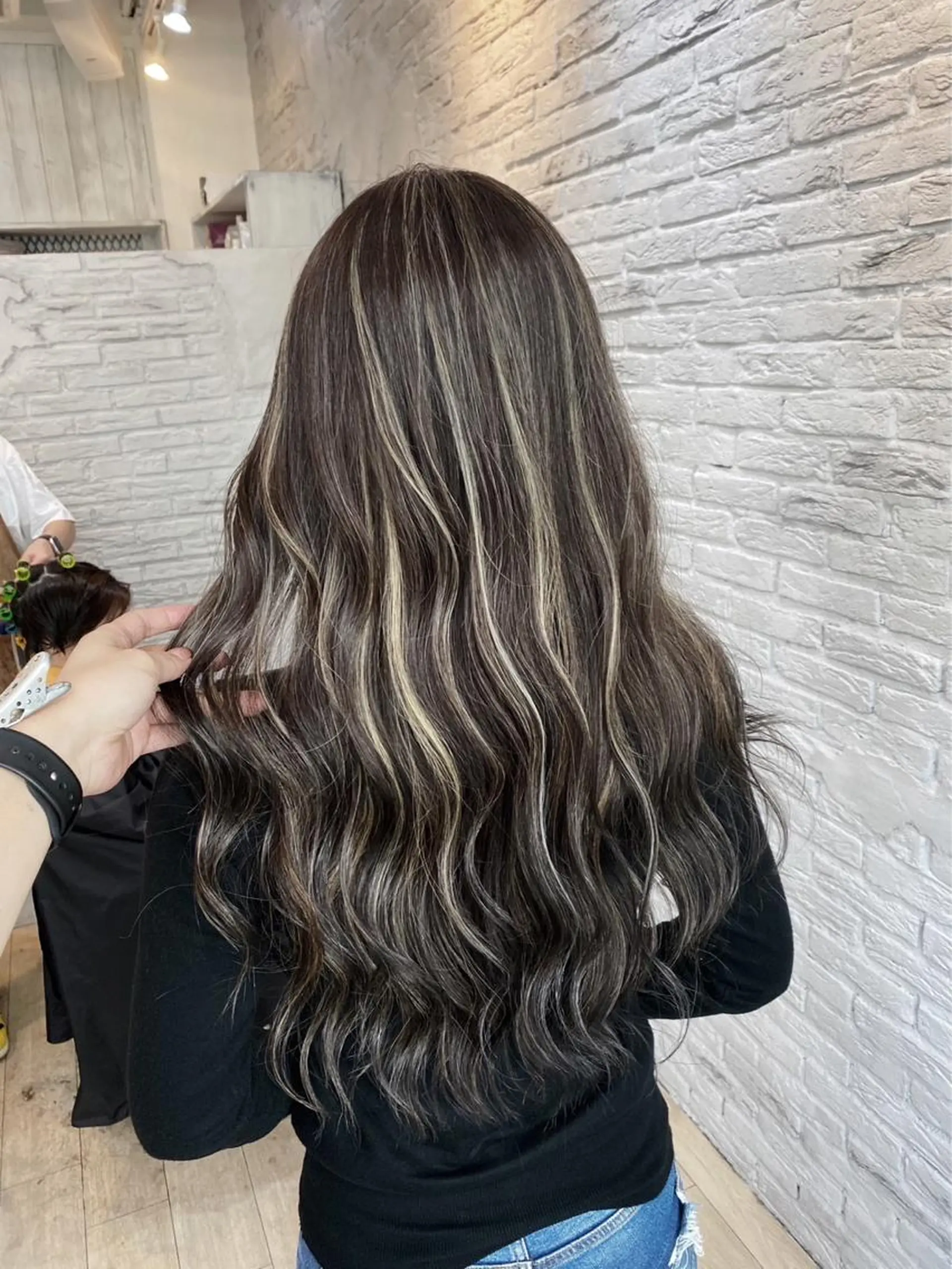 ロング カラー ダークグレー ダークグレージュ グレージュ ハイライトカラー ハイライト ヘアカラー トリートメント ROBIN所属・指名数No.1 /NAOYAのヘアスタイル