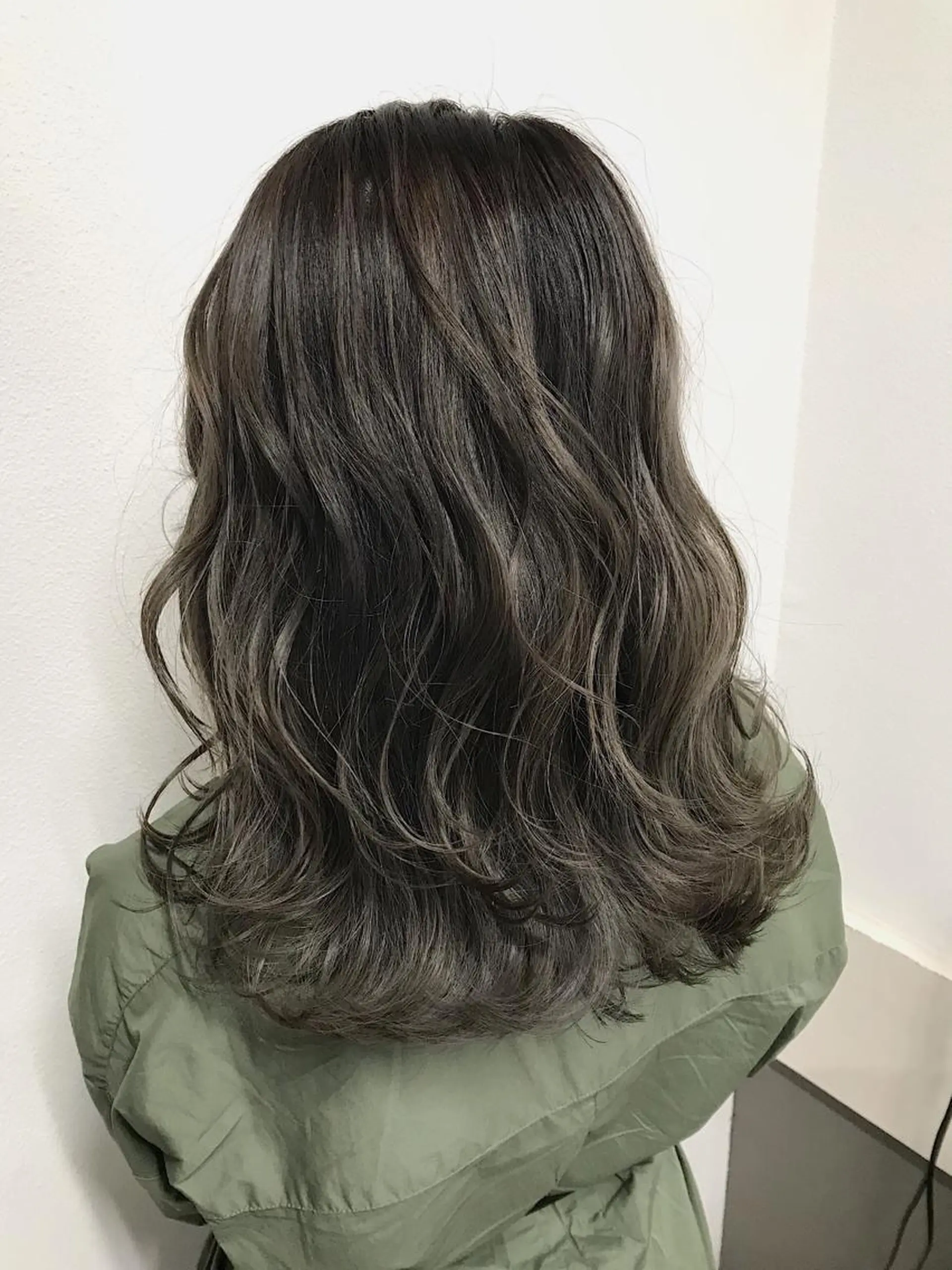 ミディアム カラー グレージュ カット ヘアカラー lani ブリーチ /ダブルカラーのヘアスタイル