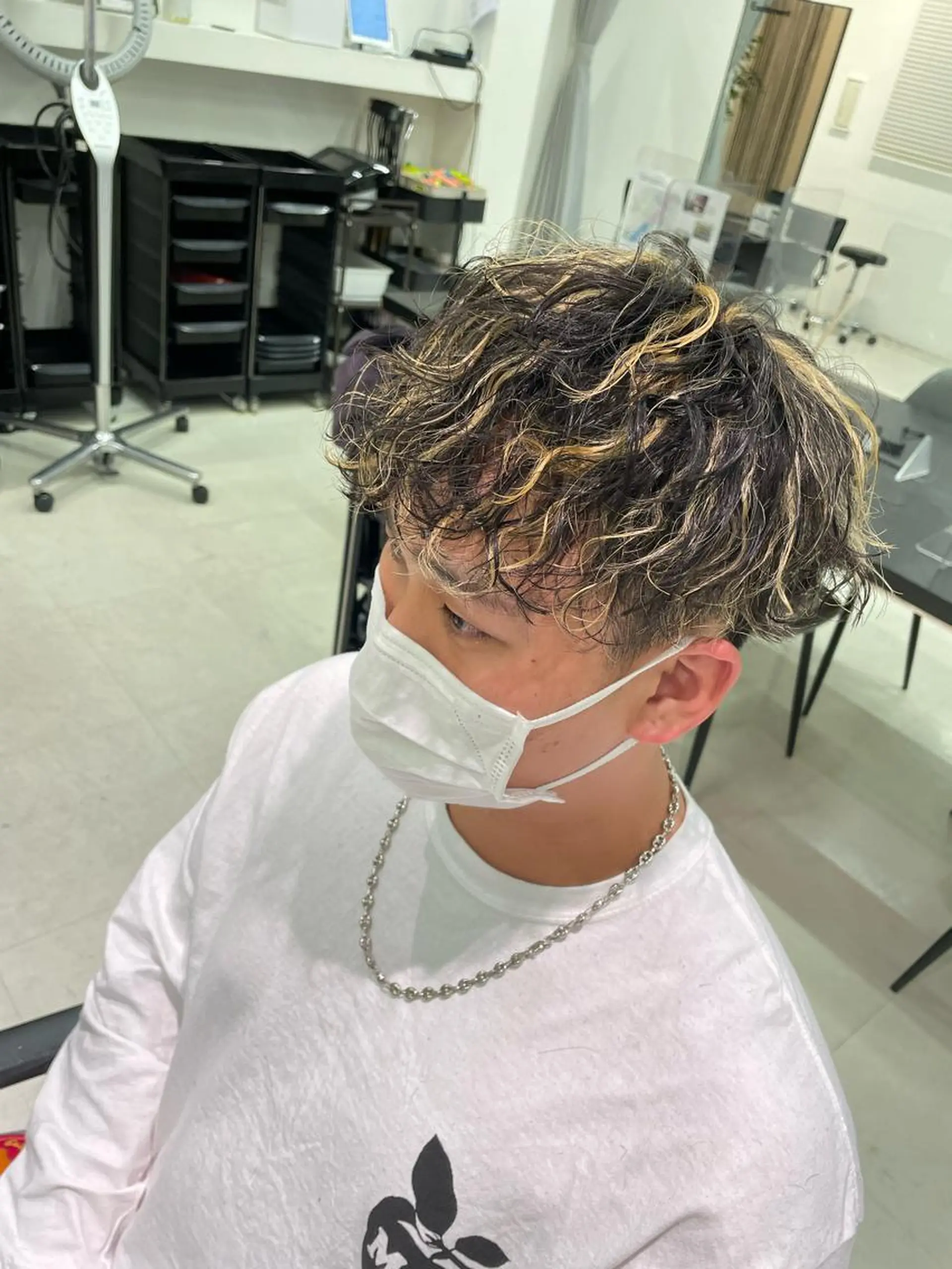 カラー パーマ メンズ メンズハイライト メンズパーマ ハイライトカラー 🐺ウルフ/レイヤー カット/高嶋湧大のヘアスタイル