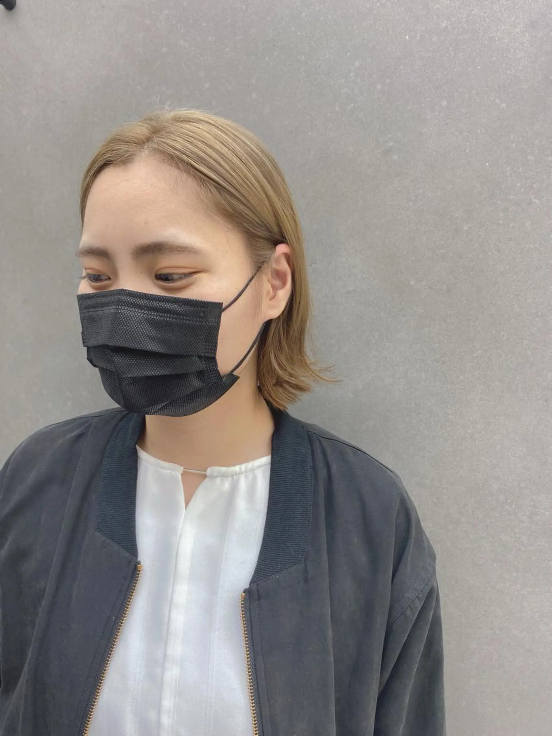 ショート カラー ハイトーンカラー 韓国🇰🇷レイヤー カットオリーブカラーのヘアスタイル