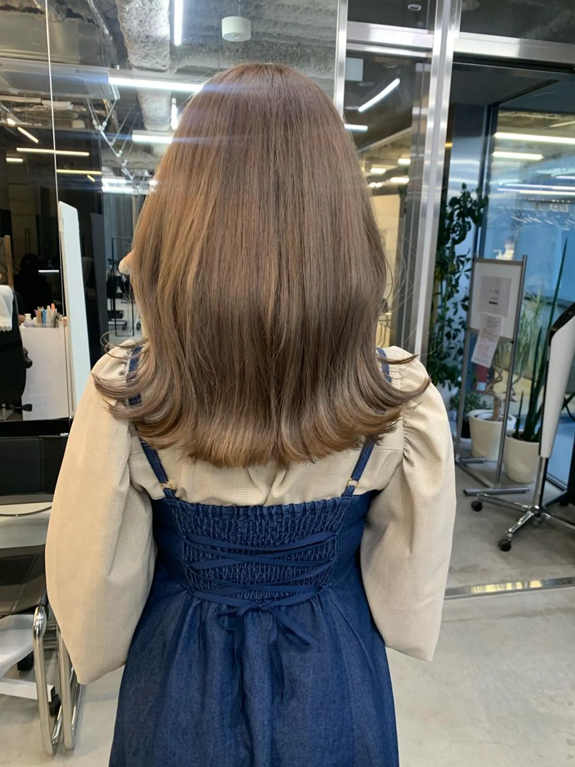 ミディアム カラー イヤリングカラー グレージュ インナーカラー くびれヘア 髪質改善 カット ヘアカラー トリートメント ヘッドスパ 透明感/オリーブ/ グレージュ/YUKAのヘアスタイル