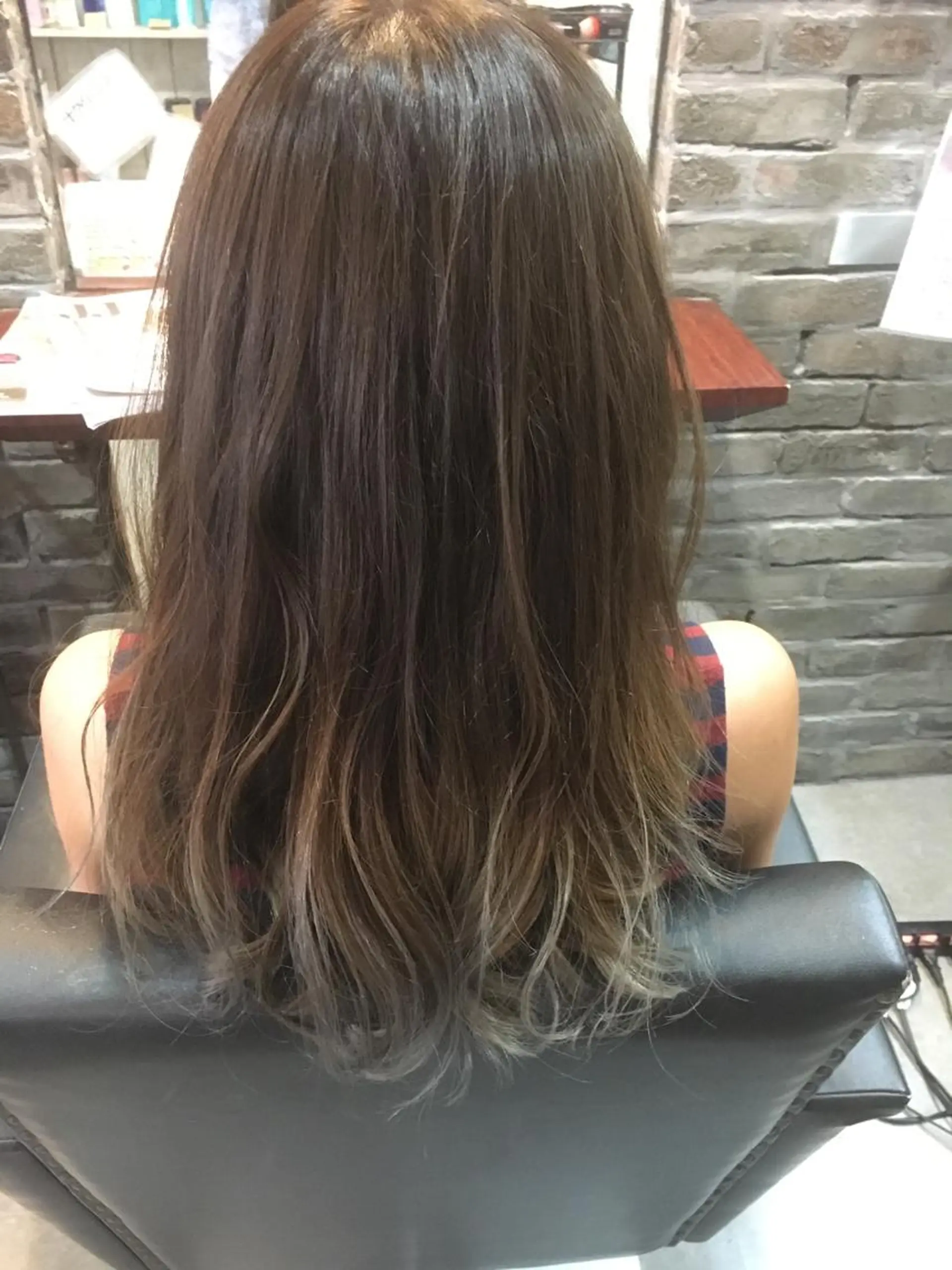 セミロング カラー グラデーションカラー グレージュ ピンクカラー 東條 克義のヘアスタイル