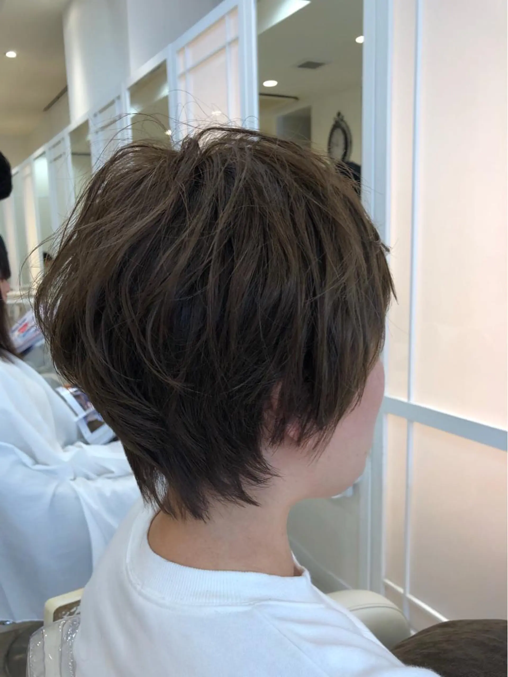 ショート カラー グレージュ イルミナカラー 須賀 一美のヘアスタイル