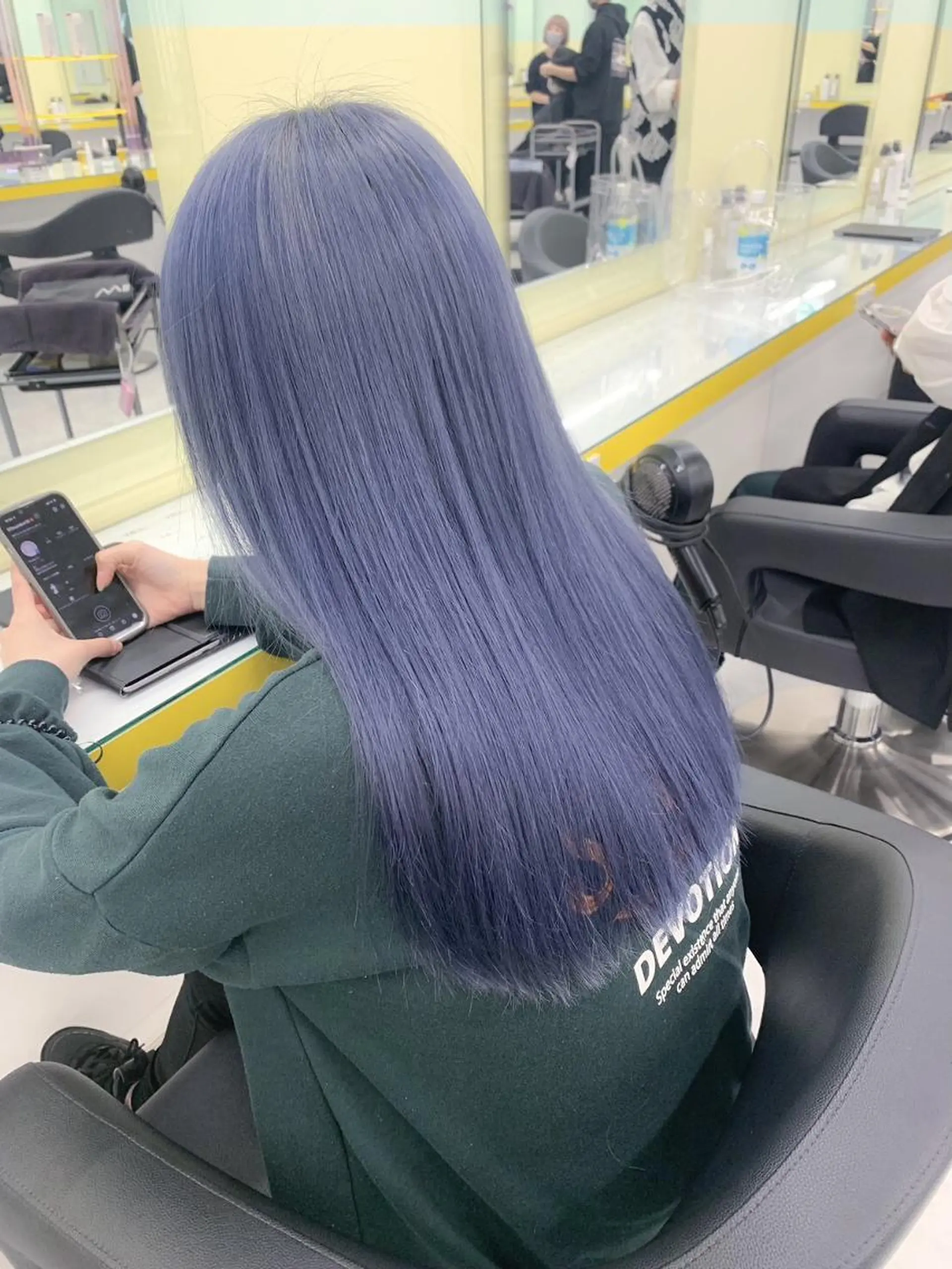 セミロング ヘアカラー トリートメント 🤍ハイトーン寒色 🤍MADOKAのヘアスタイル