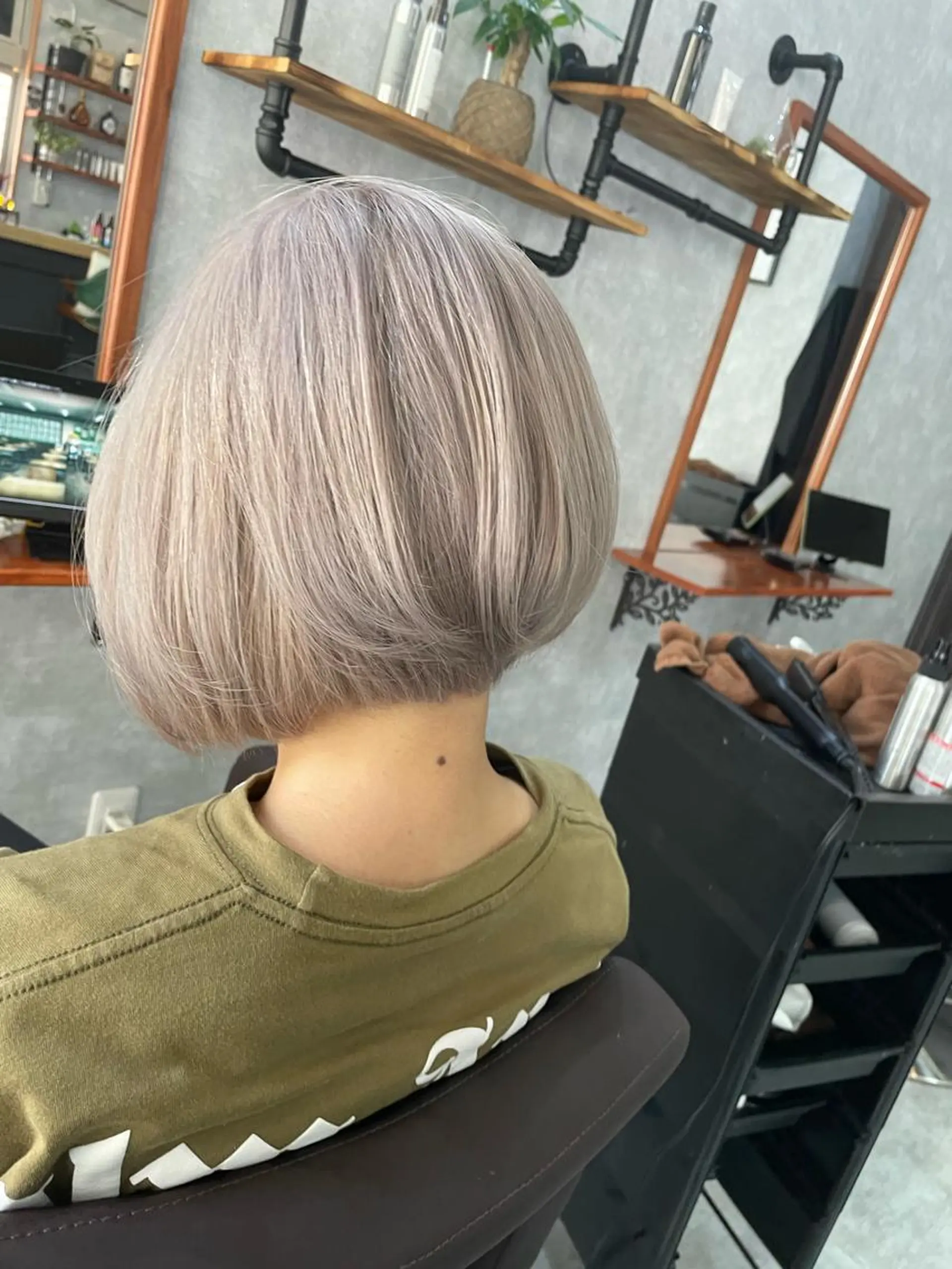 ショート アッシュ 韓国風カラー ボブ ハイライト 韓国風ヘア andKおもろまち店 艶ダブルカラー✨のヘアスタイル