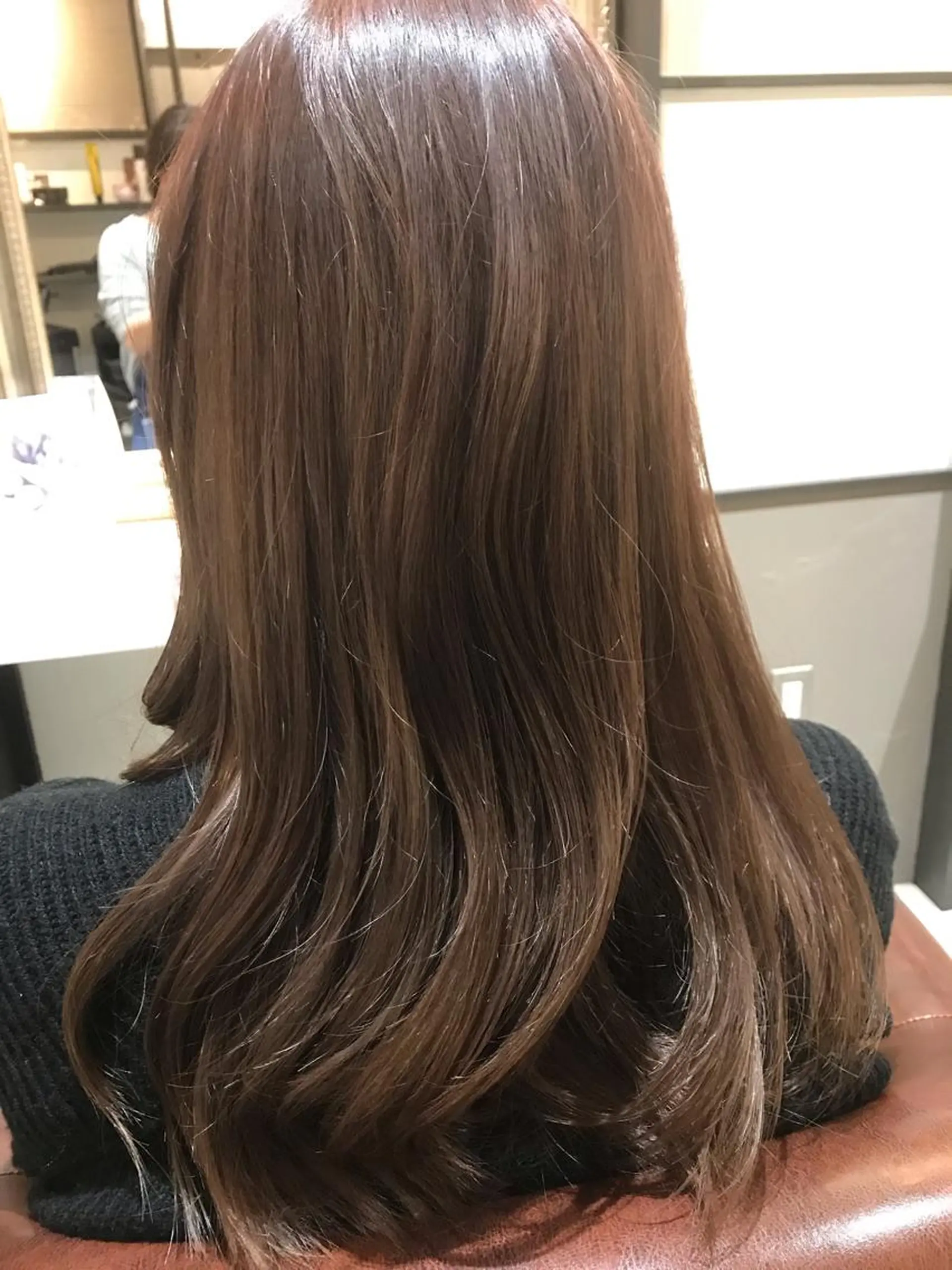 セミロング カラー ベージュカラー ブリーチ ミルクティーベージュ ヘアカラー トリートメント Avery SHINのヘアスタイル