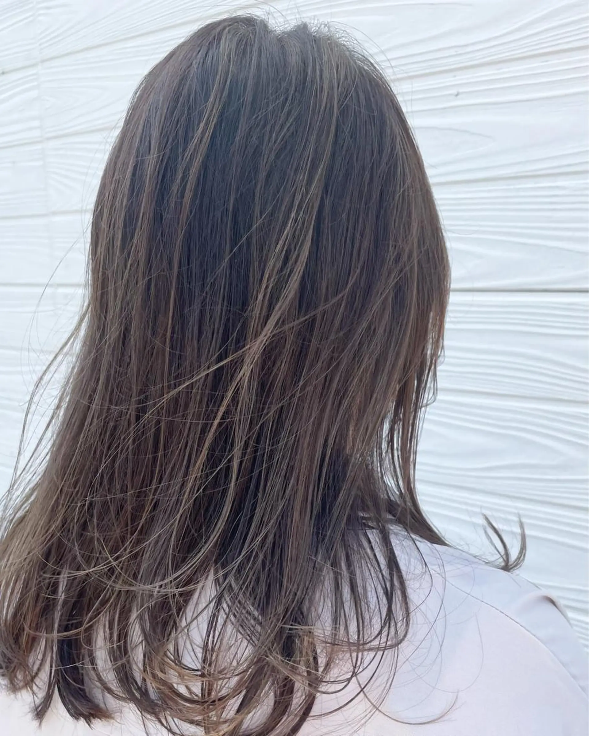 セミロング ハイライト カット ヘアカラー ビヨウシツトリコ よねたにみなのヘアスタイル