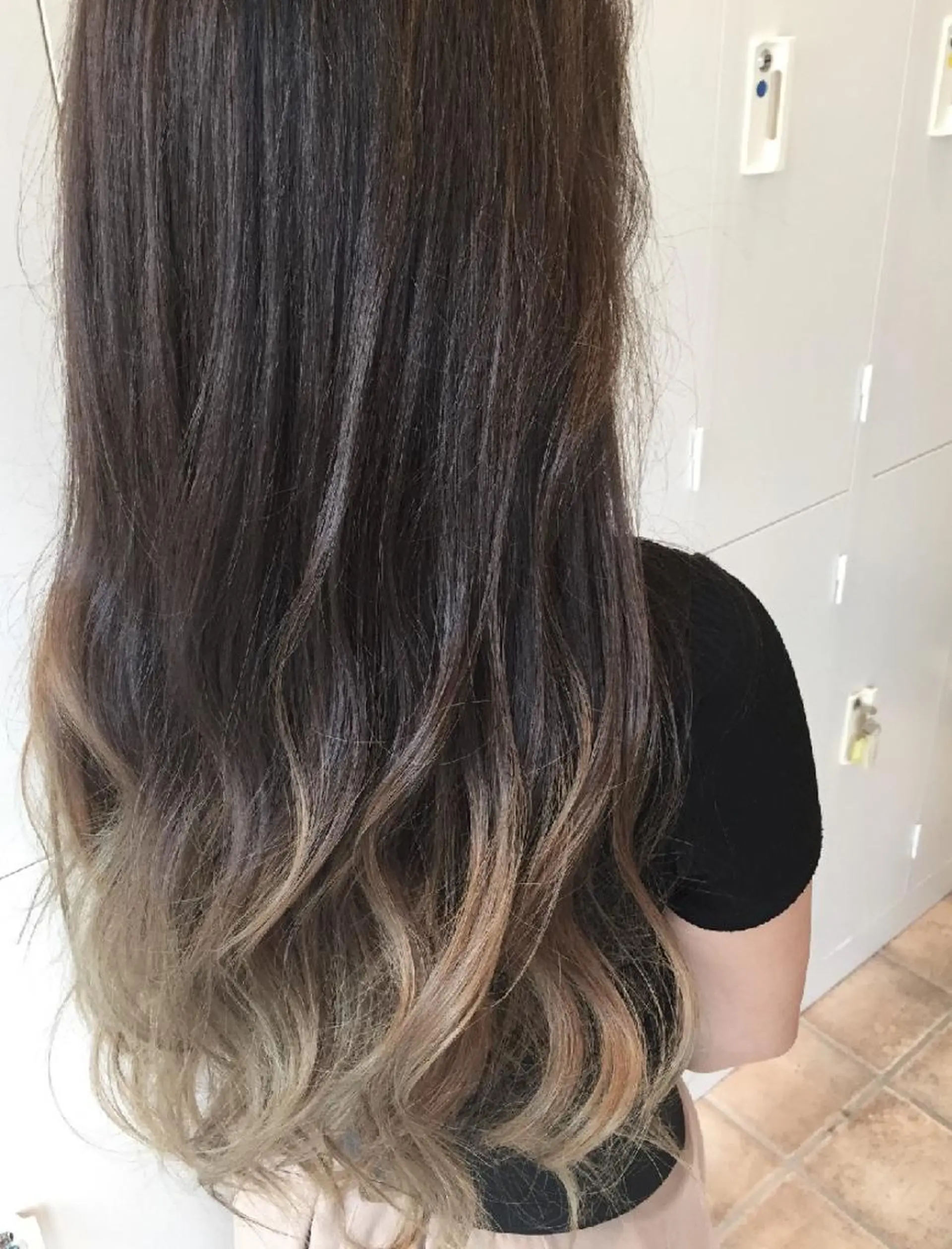 ロング カラー アッシュ アッシュグレー バレイヤージュ レイヤーカット ロング Hair's RooMのヘアスタイル