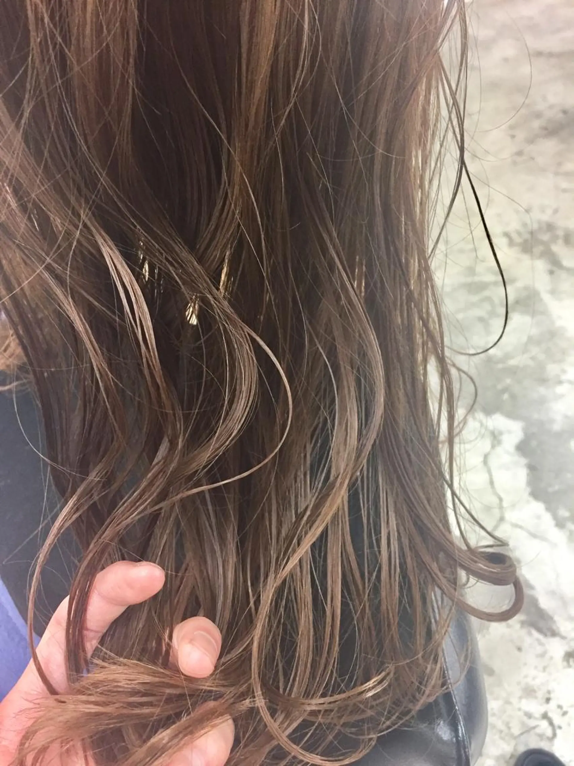 ロング カラー ブリーチ 透明感カラー グレージュ ニシオカ タクヤのヘアスタイル