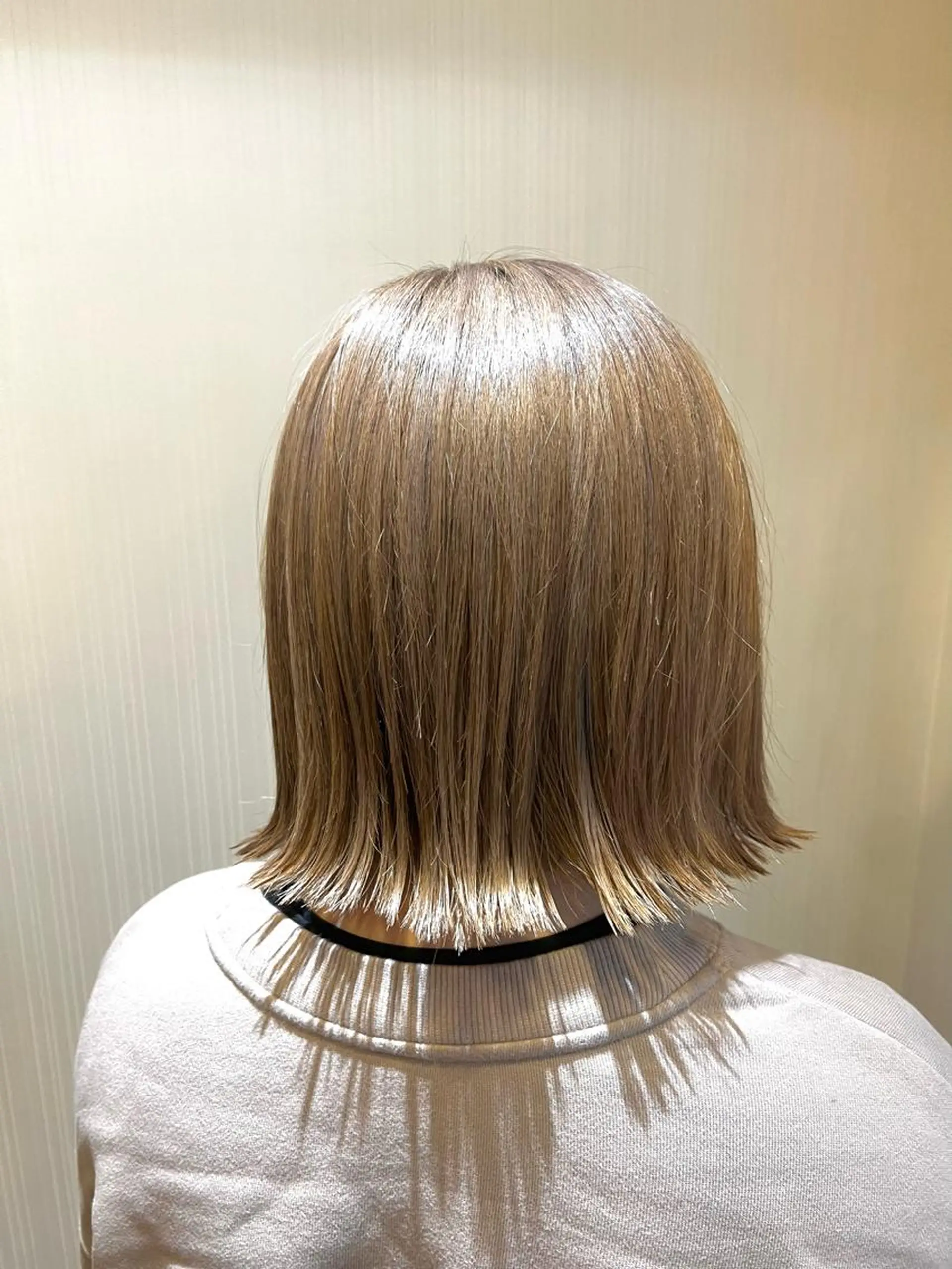 ショート カラー ベージュカラー ハイトーンカラー ハイトーンベージュ ヘアカラー トリートメント 新井 友菜のヘアスタイル