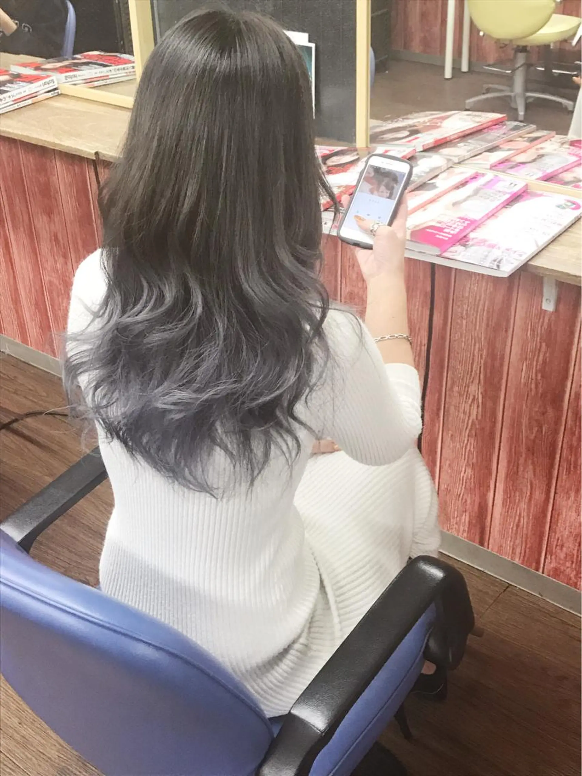 ロング カラー グラデーションカラー ヤナ マネージャーのヘアスタイル