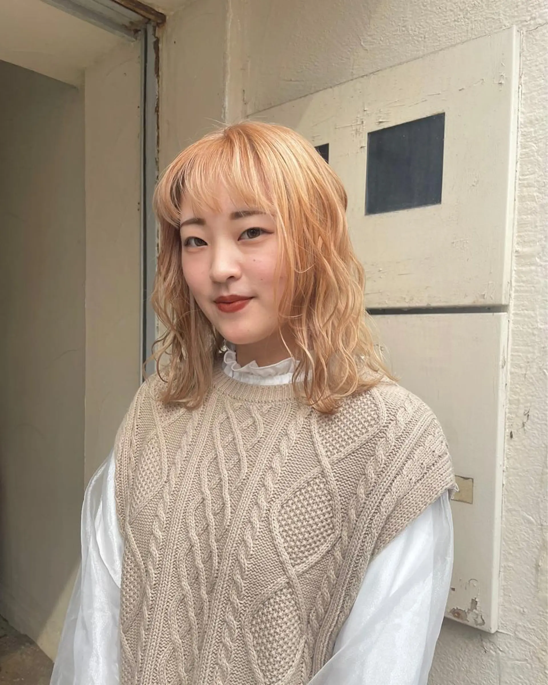 セミロング カラー ベージュカラー ミルクティーベージュ tomo🍒パーマ ハイトーン似合わせのヘアスタイル