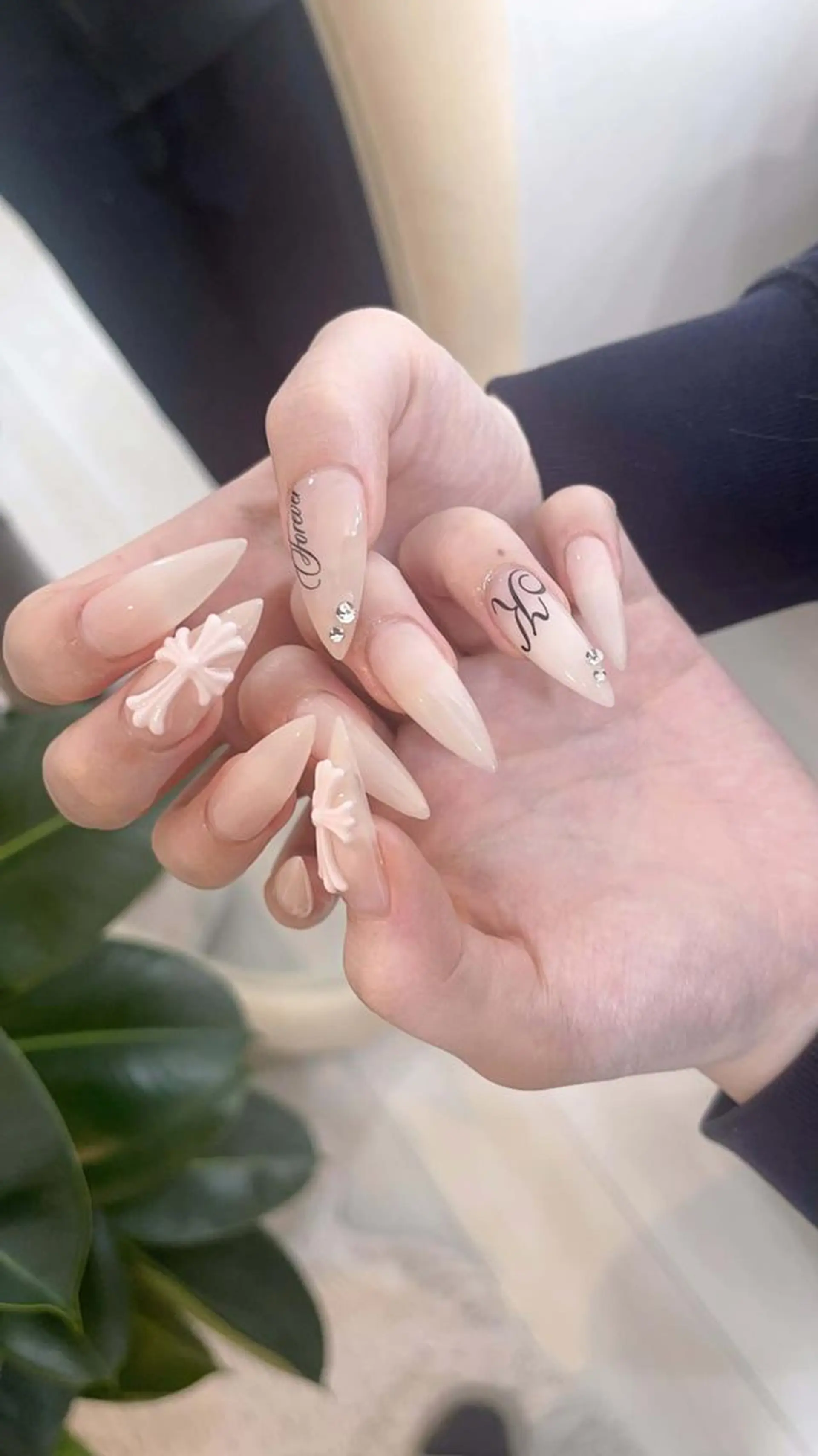 ロング パーマ 韓国風ヘア ハンドネイル Bling Salonのネイルデザイン