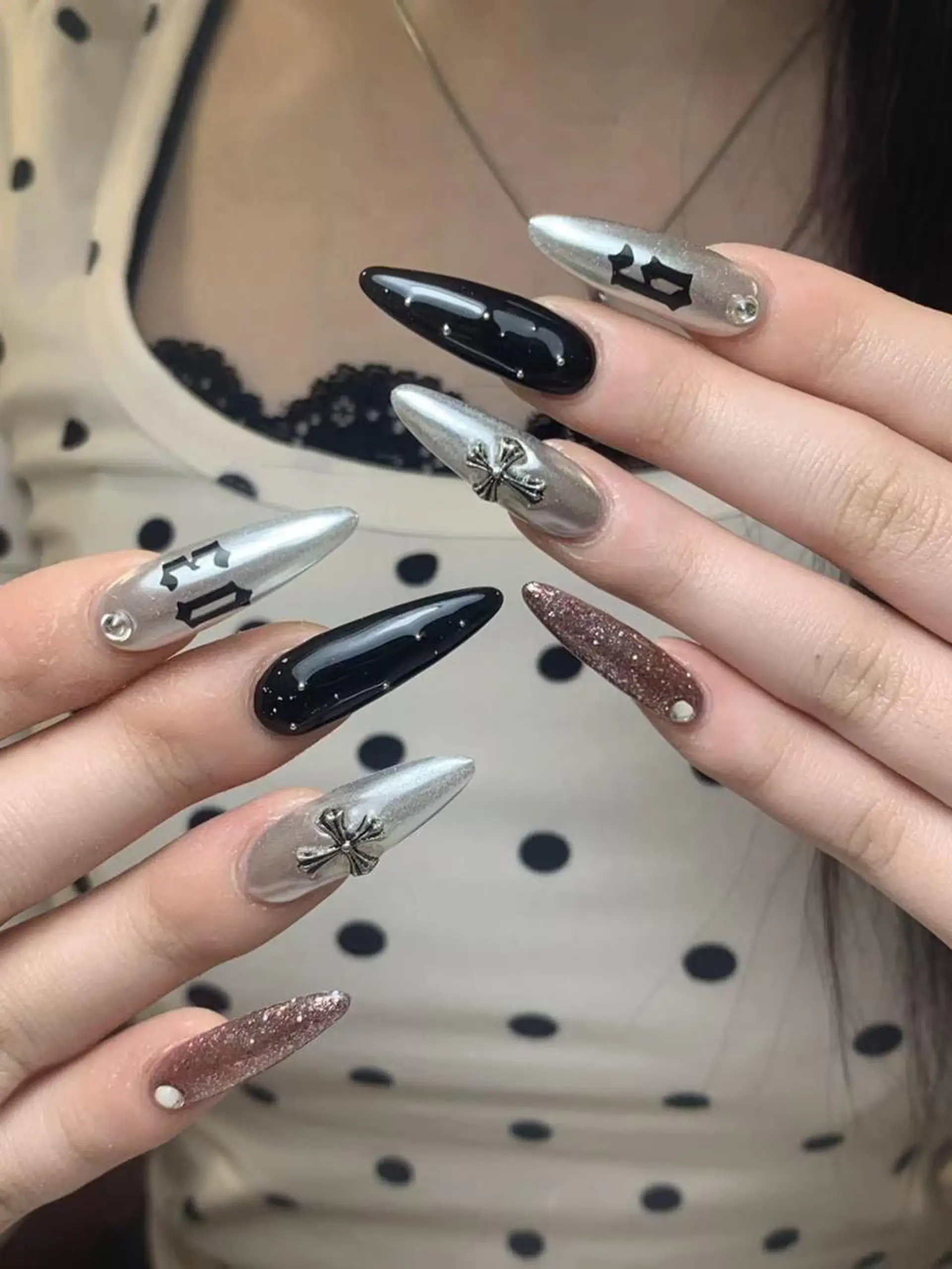 ネイル 韓国ネイル シルバー ハンドネイル チョウ チョウのネイルデザイン