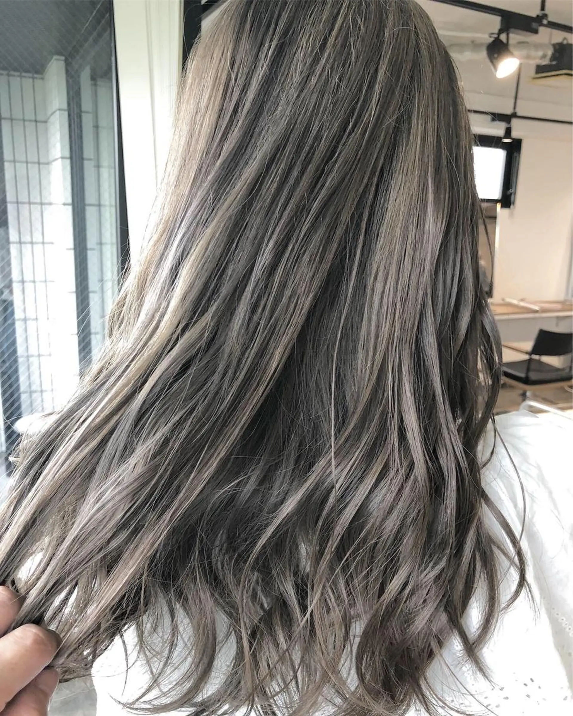 ロング カラー グレージュ ミルクティーグレージュ ハイトーン/レイヤー /ケアブリーチ石川治のヘアスタイル