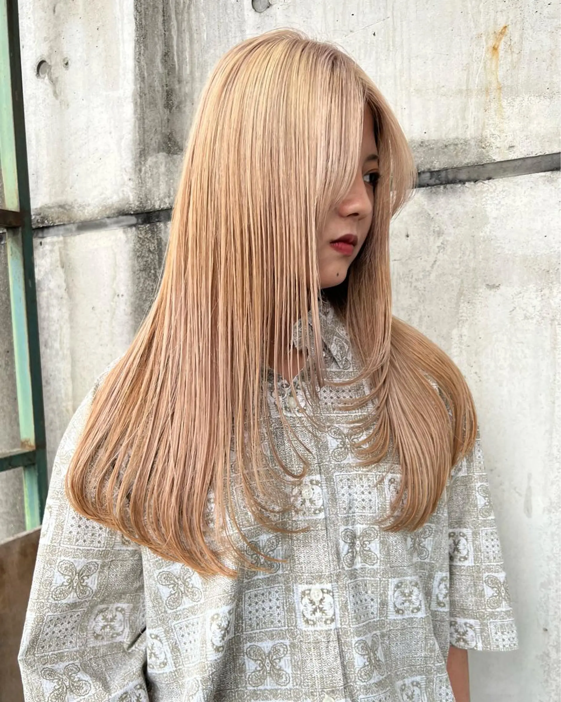 ロング カラー ベージュカラー ブリーチ ホワイトベージュ 顔周りカット レイヤーカット RAIMA ケアハイトーンのヘアスタイル