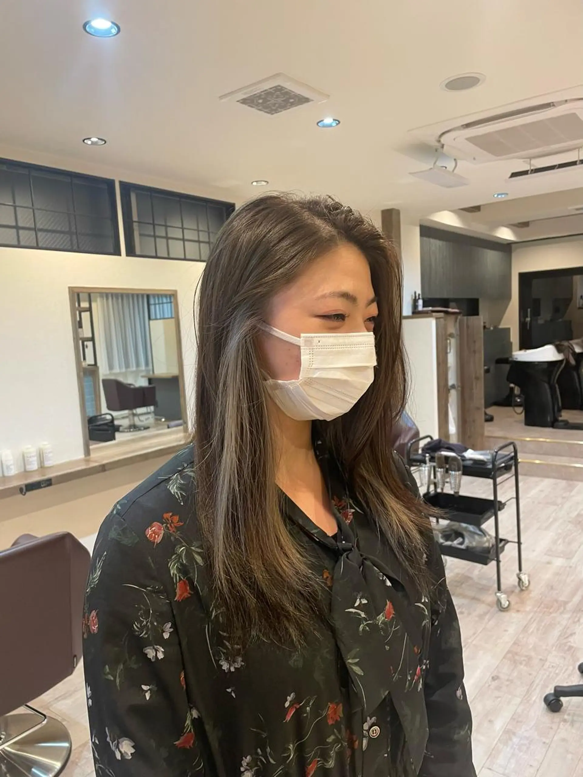 ロング カラー ブリーチ ブロンド シルバー ヘアカラー 渋谷 留菜のヘアスタイル