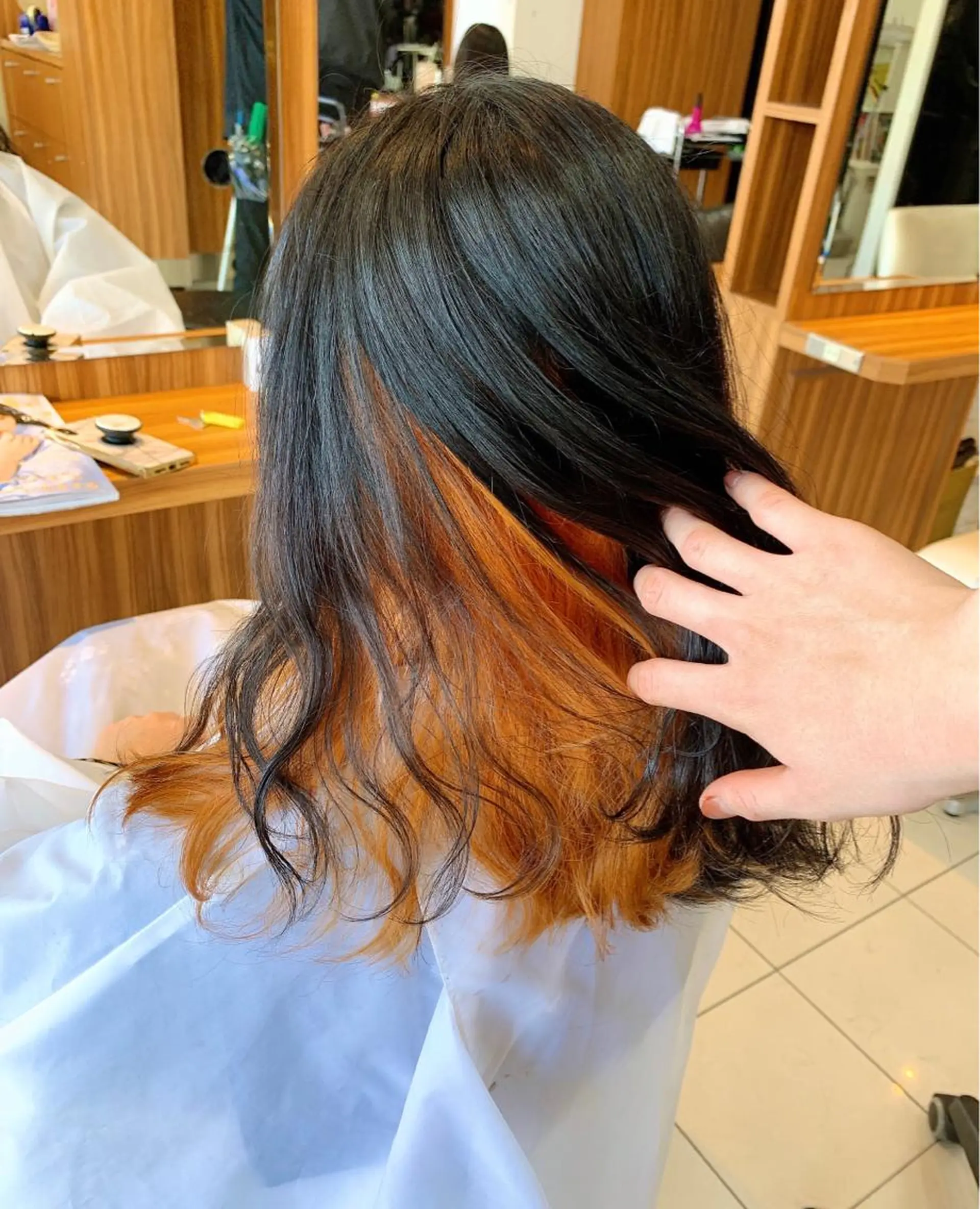 セミロング カラー ブリーチ オレンジ 脱白髪染め美容師 竹内涼乃のヘアスタイル