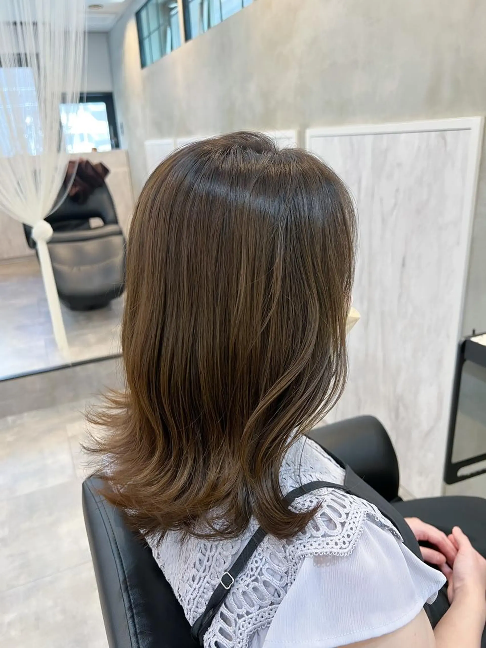 ミディアム カラー ベージュカラー オリーブベージュ 工藤 梨花のヘアスタイル