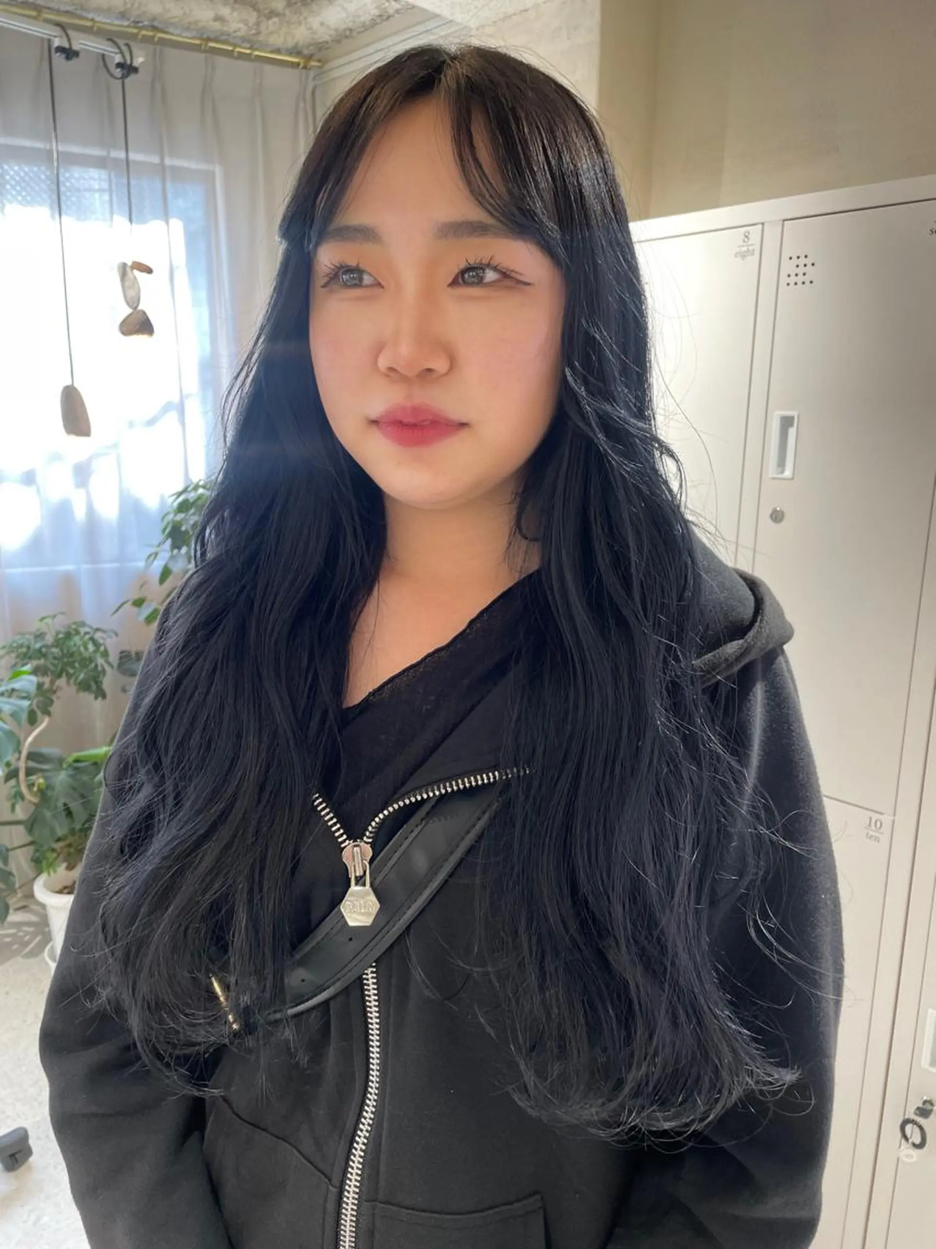 ロング カラー 黒髪 ブリーチ ブルーカラー ブルーブラック ブリーチなしカラー カット ヘアカラー トリートメント レイヤーカット/韓国 /心斎橋/宮城ほのかのヘアスタイル