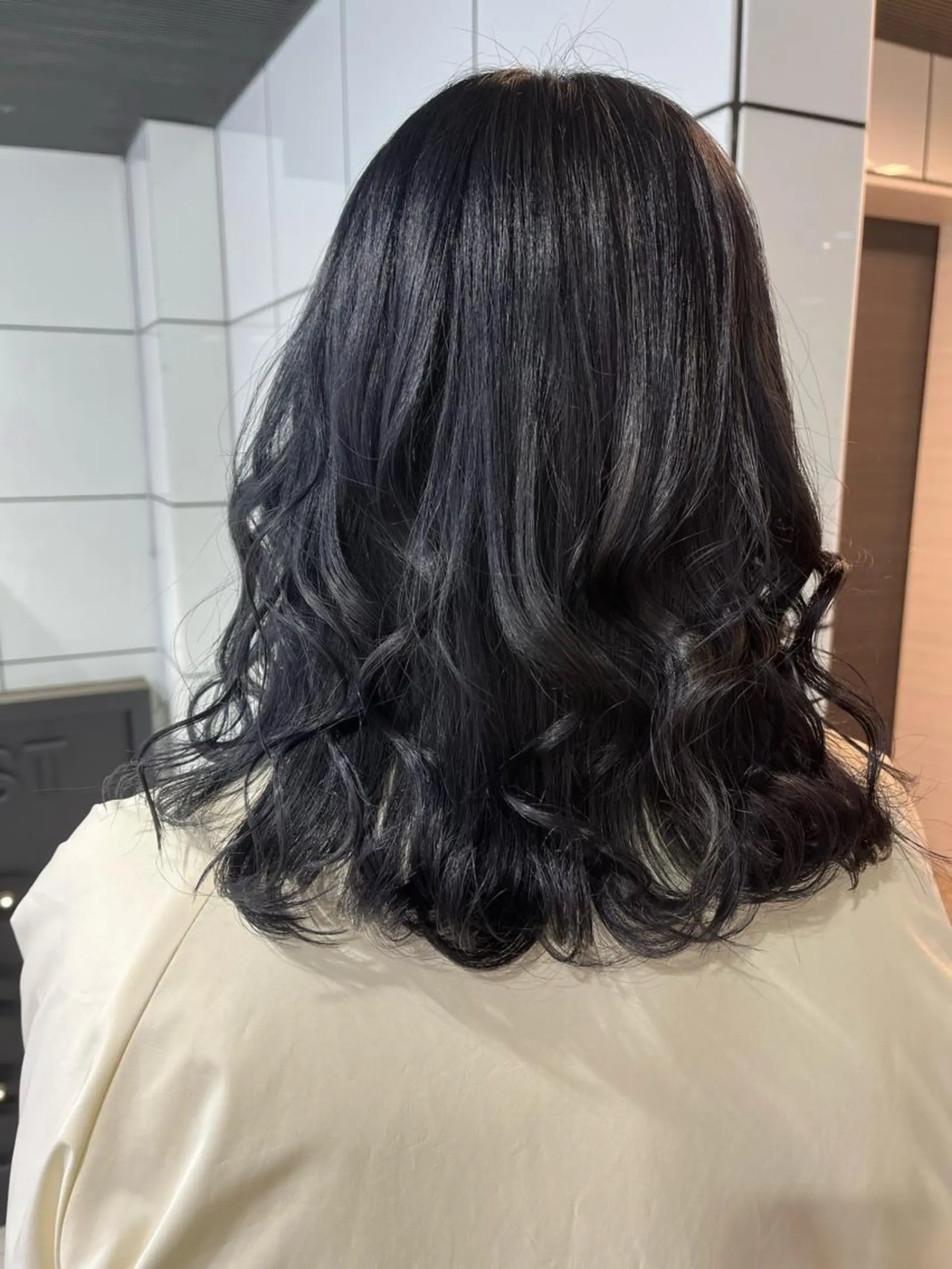 カラー 黒髪 ブリーチ ブルーカラー ブルーブラック ケアブリーチ ヘアカラー トリートメント カットパーマ 🌀あさみのヘアスタイル