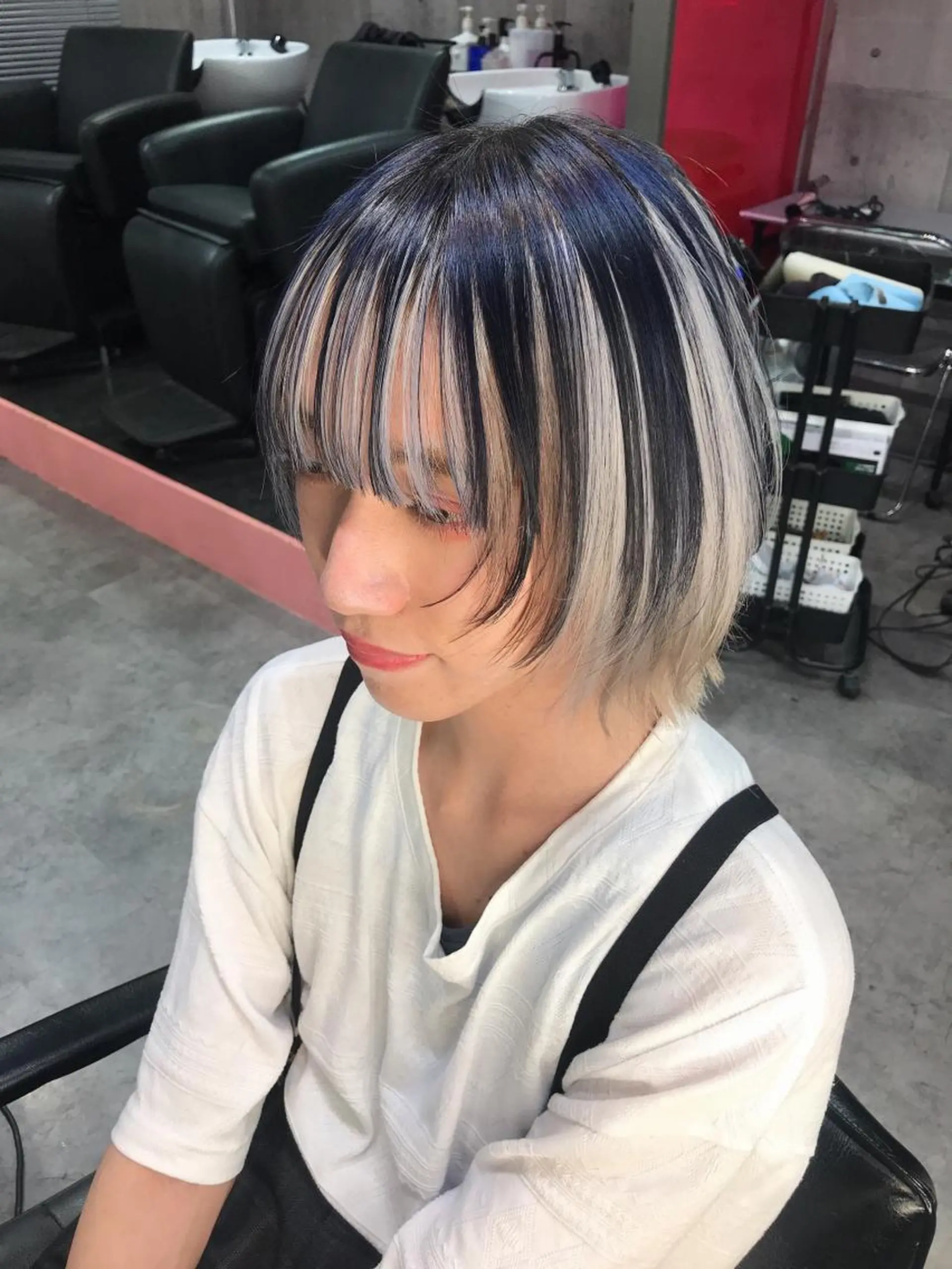 ミディアム カラー ホワイト&レイヤーカ ットエクステ長畠俊輔のヘアスタイル