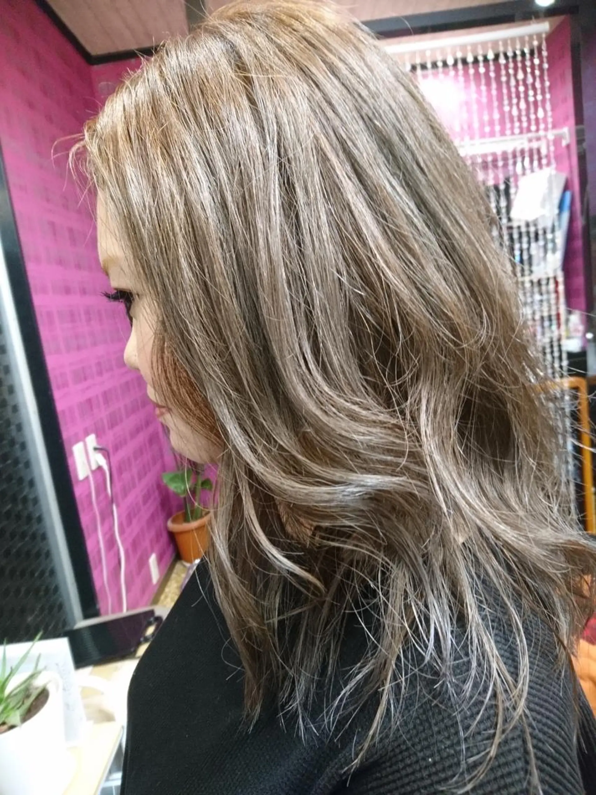 ロング カラー 横山 千春のヘアスタイル