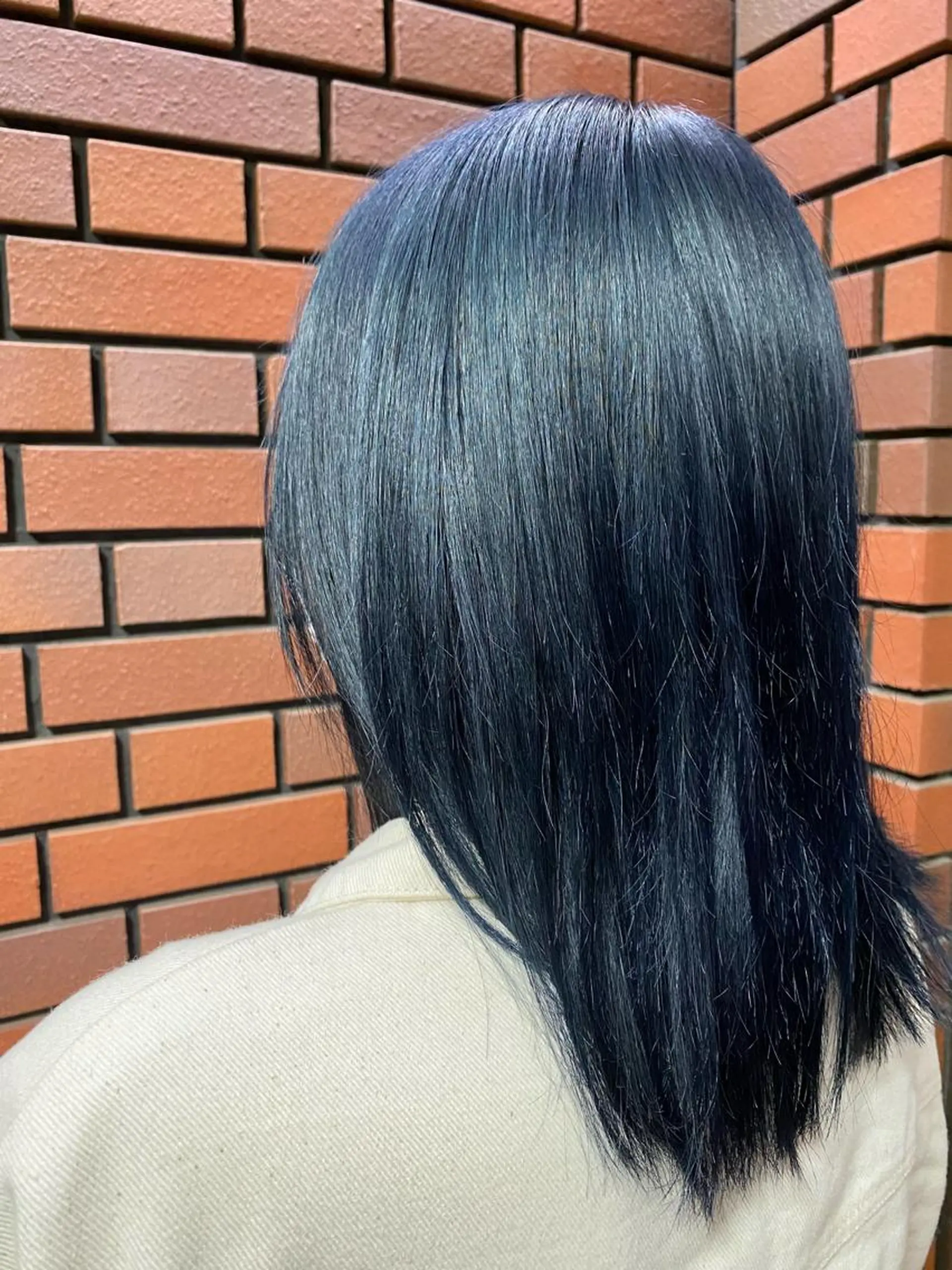 ミディアム カラー ミディアムパーマ 黒髪 ブリーチ ブルーカラー ブルーブラック ヘアカラー トリートメント エイト ウメダのヘアスタイル