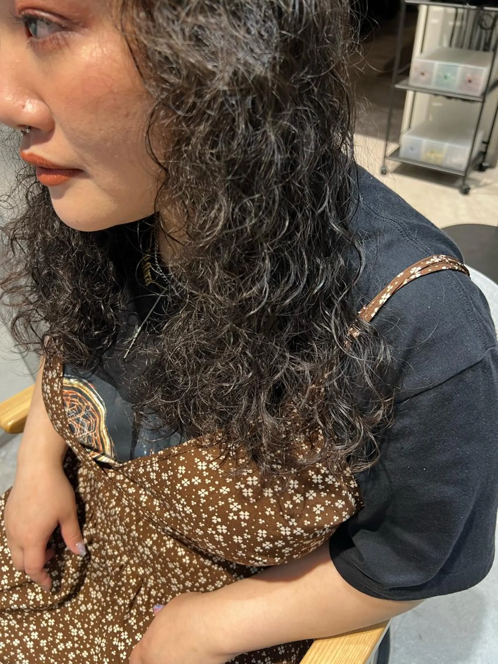 セミロング カラー セミロングパーマ 暗髪カラー🫐パーマ おくだりんかのヘアスタイル