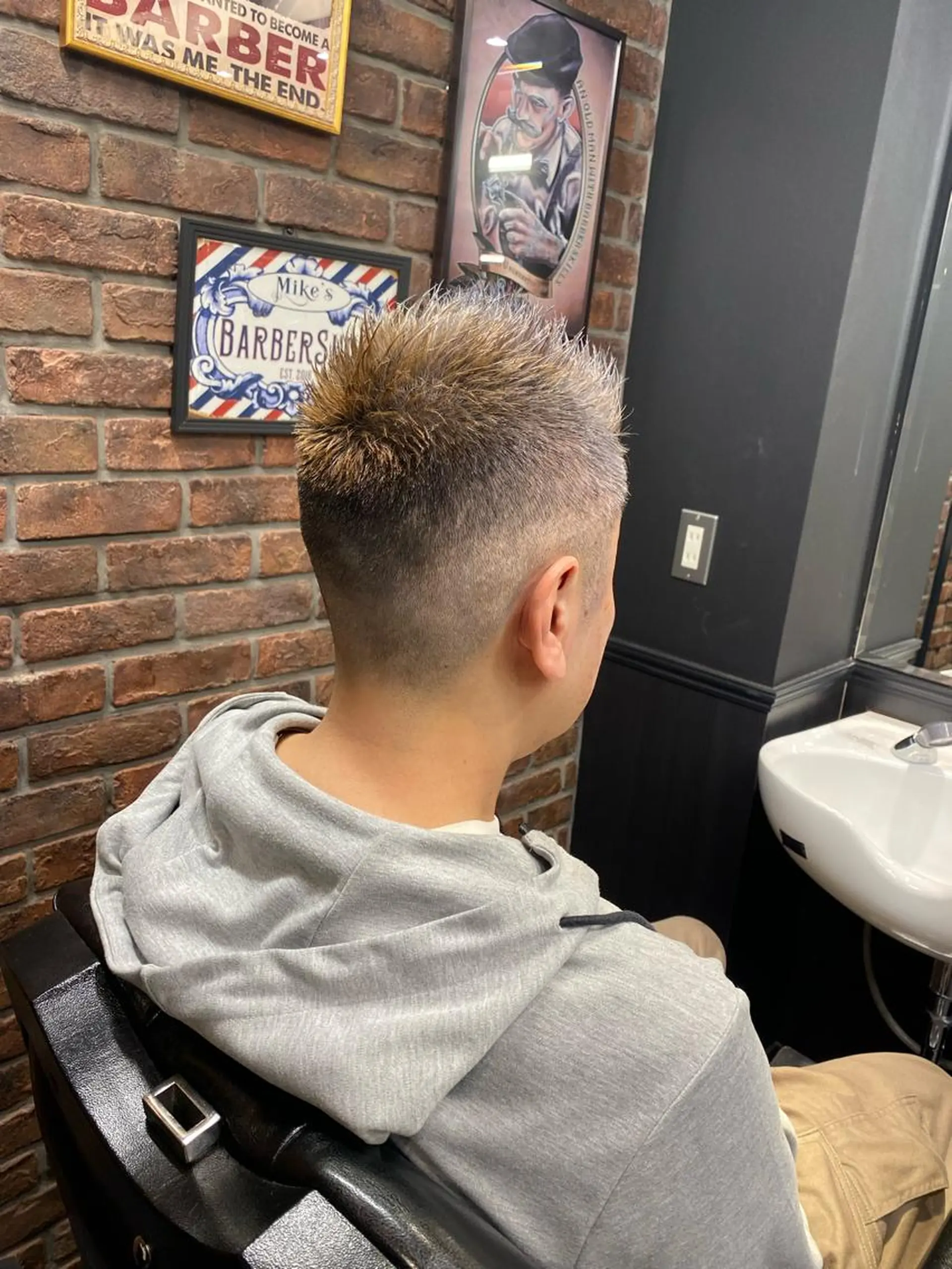ショート メンズ フェードカット モヒカン ソフトモヒカン AKI ーのヘアスタイル