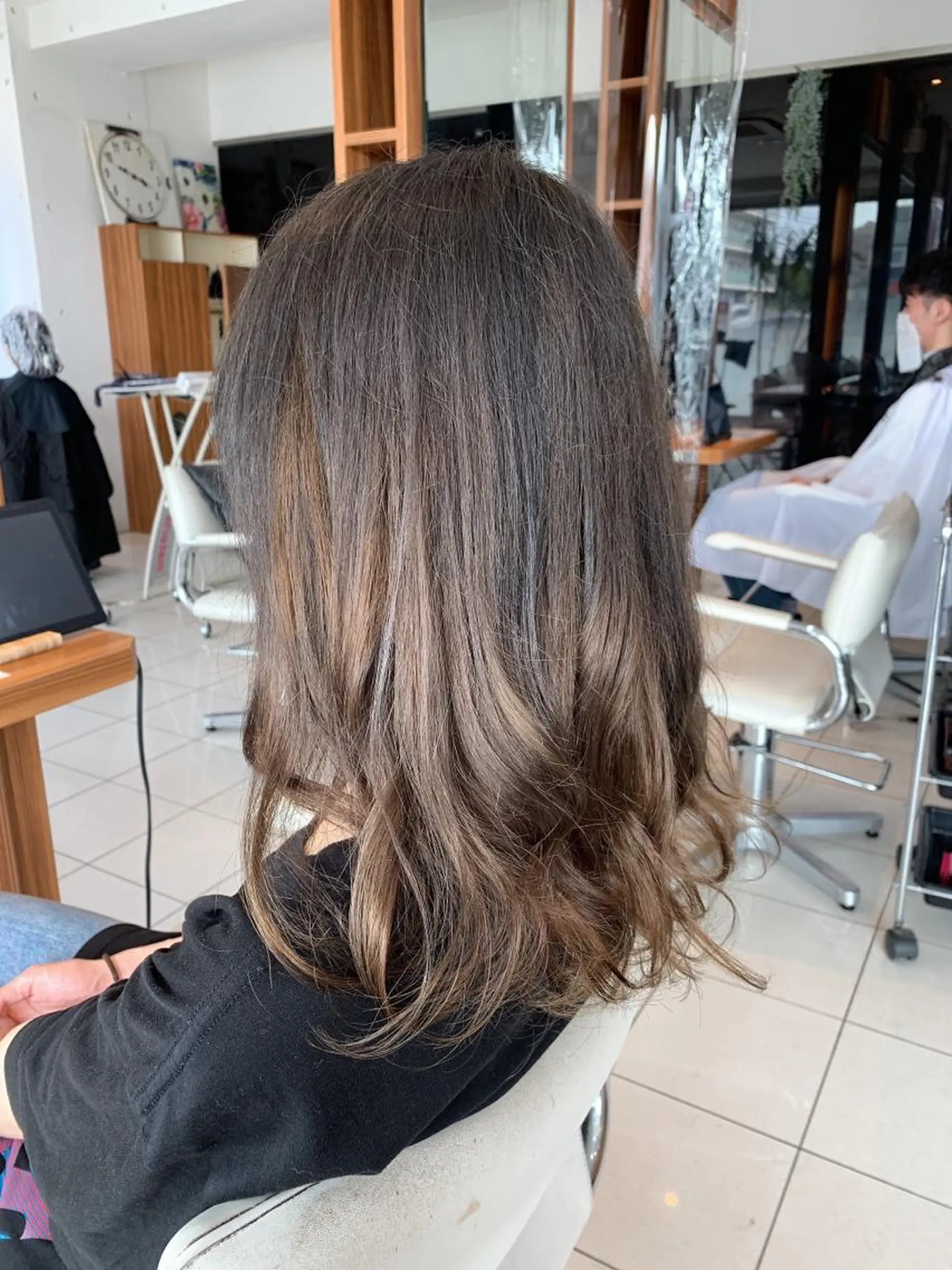 セミロング カラー パーマ メンズ メンズブリーチ ブリーチ 白髪ぼかしハイライト 柳川拓哉のヘアスタイル