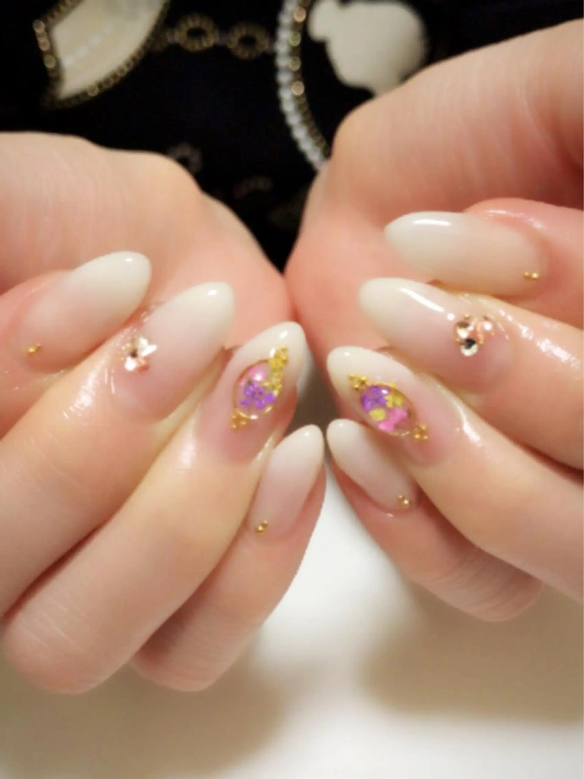 ネイル アートネイル グラデーション シンプルネイル ストーンネイル ホワイト 吉冨 光恵のネイルデザイン