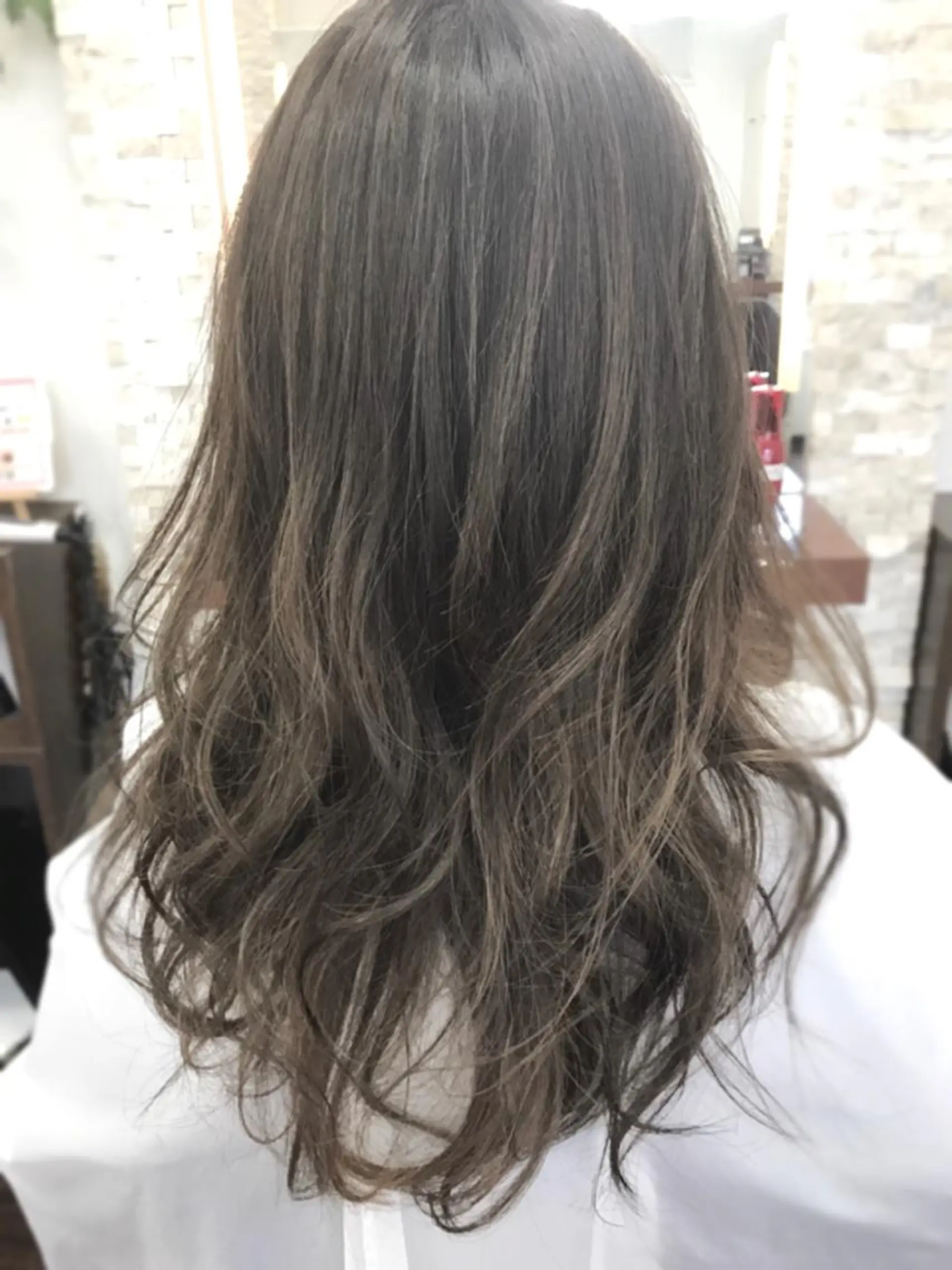 ミディアム セミロング カラー バレイヤージュ グラデーションカラー グレージュ レイヤーカット 30代からの上質な ヘアケア 大西のヘアスタイル