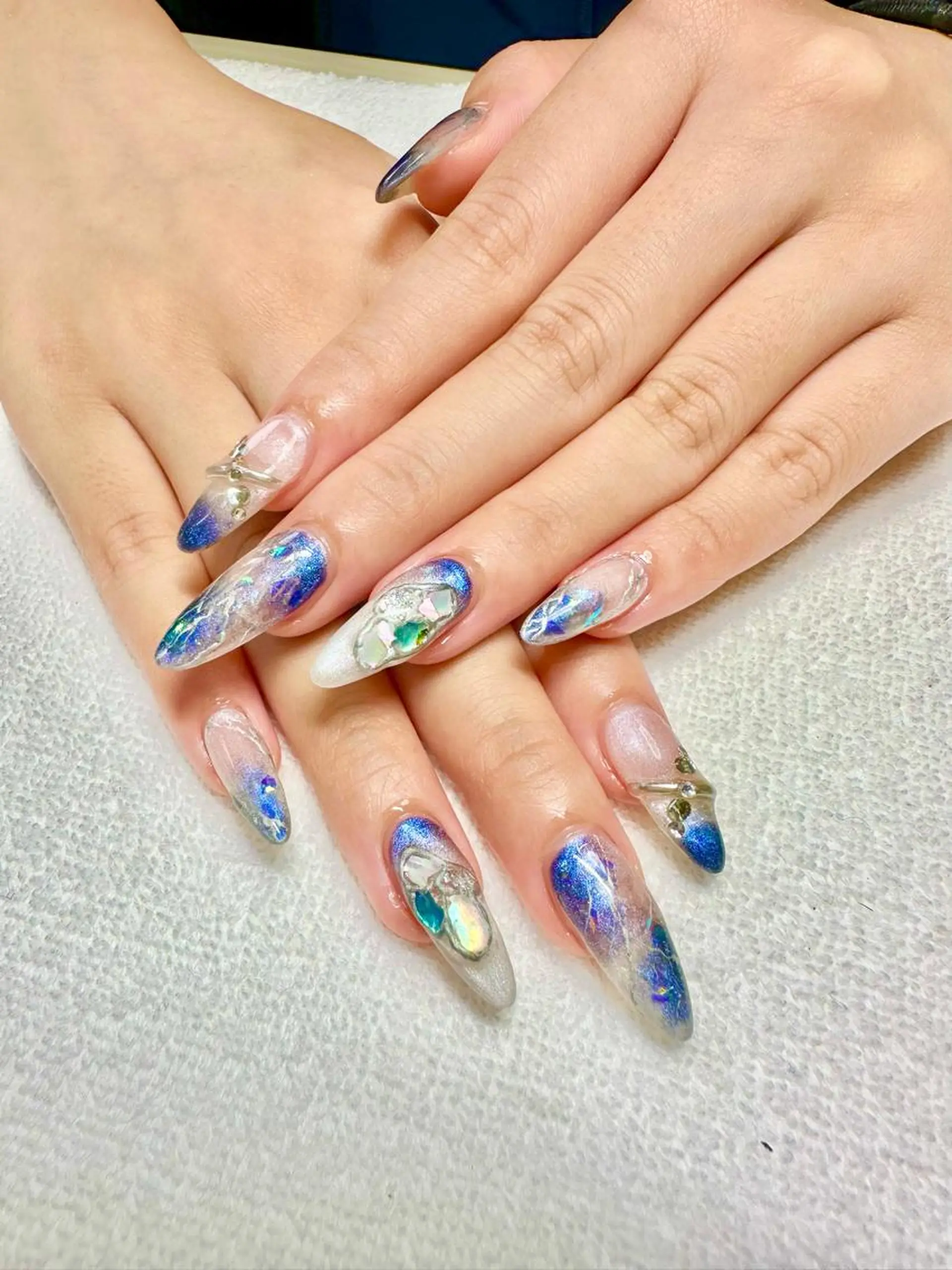 ロング ネイル ブルー ニュアンスネイル Greace  la vieのネイルデザイン