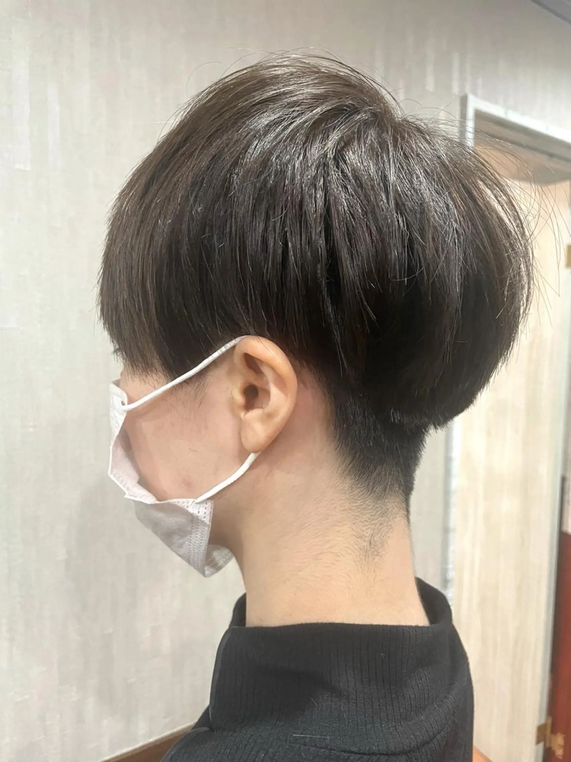 ショート メンズ メンズハイトーン 刈り上げ アッシュ ショートヘア 安藤 真衣香のヘアスタイル