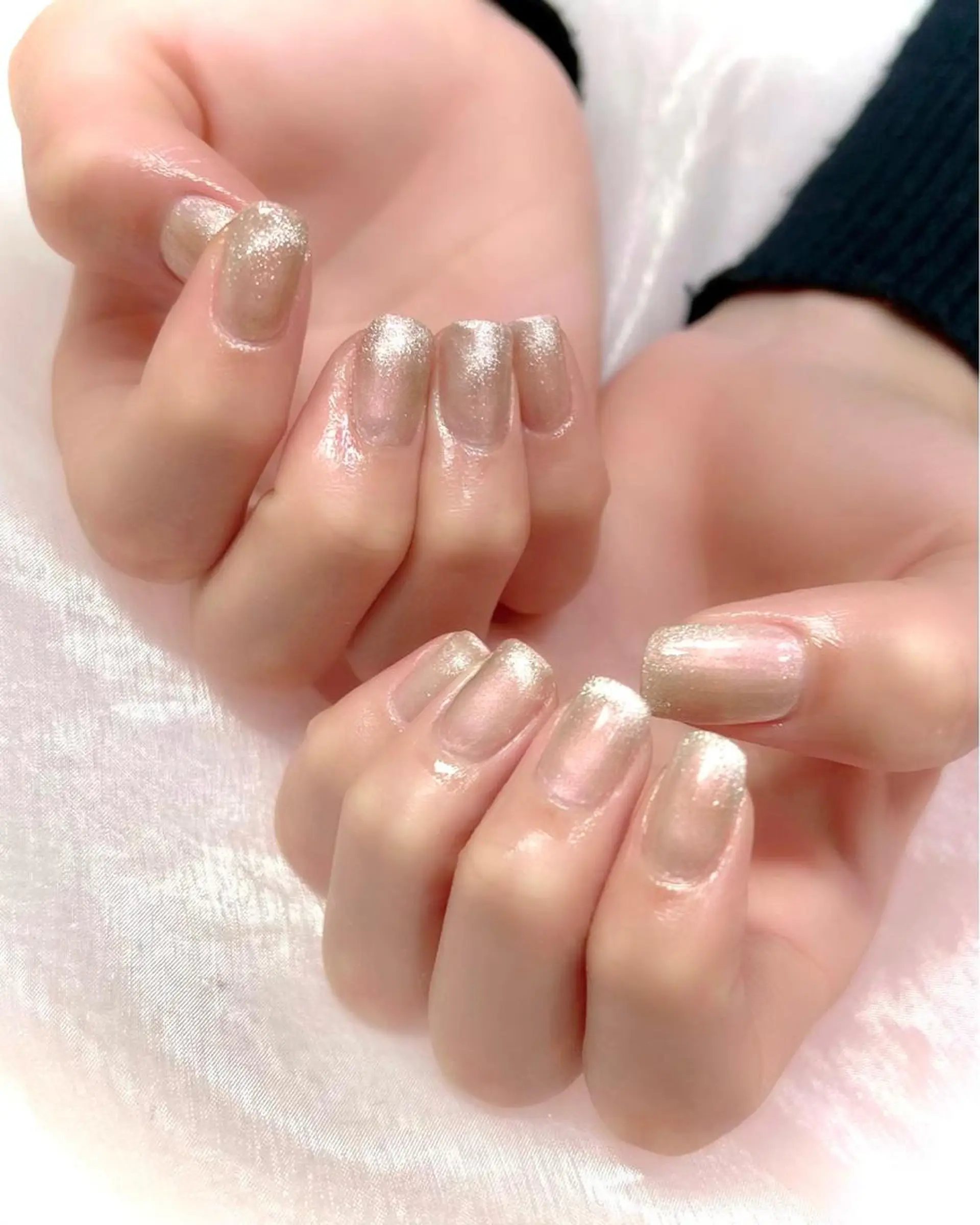 ネイル オーロラネイル ゴールド マグネットネイル ピンク ホワイト ハンドネイル 梅津 郁美のネイルデザイン