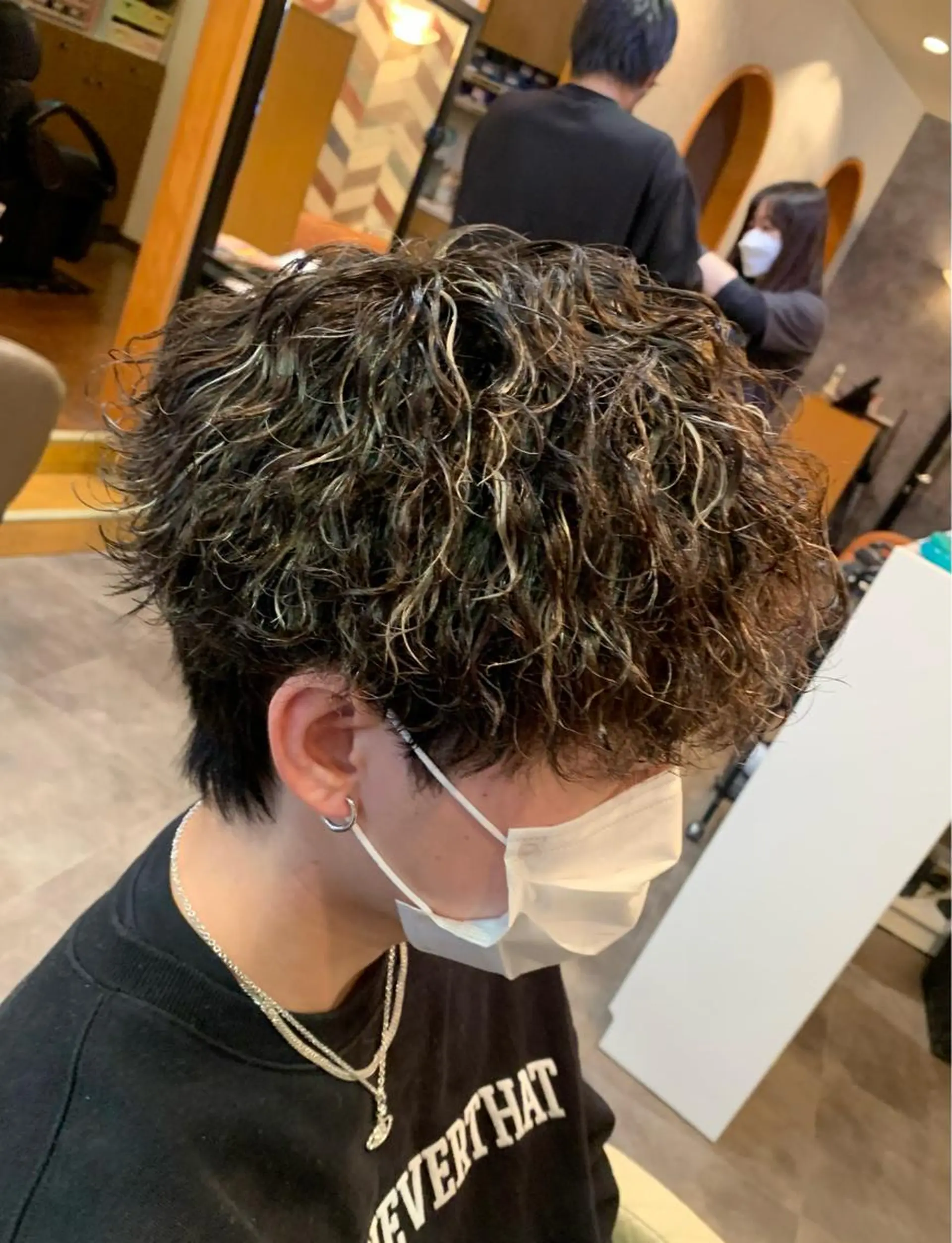 カラー パーマ メンズ メンズハイライト メンズメッシュ メンズパーマ 波巻きパーマ ハイライトカラー カット パーマ stylist 静音「LEON」のヘアスタイル