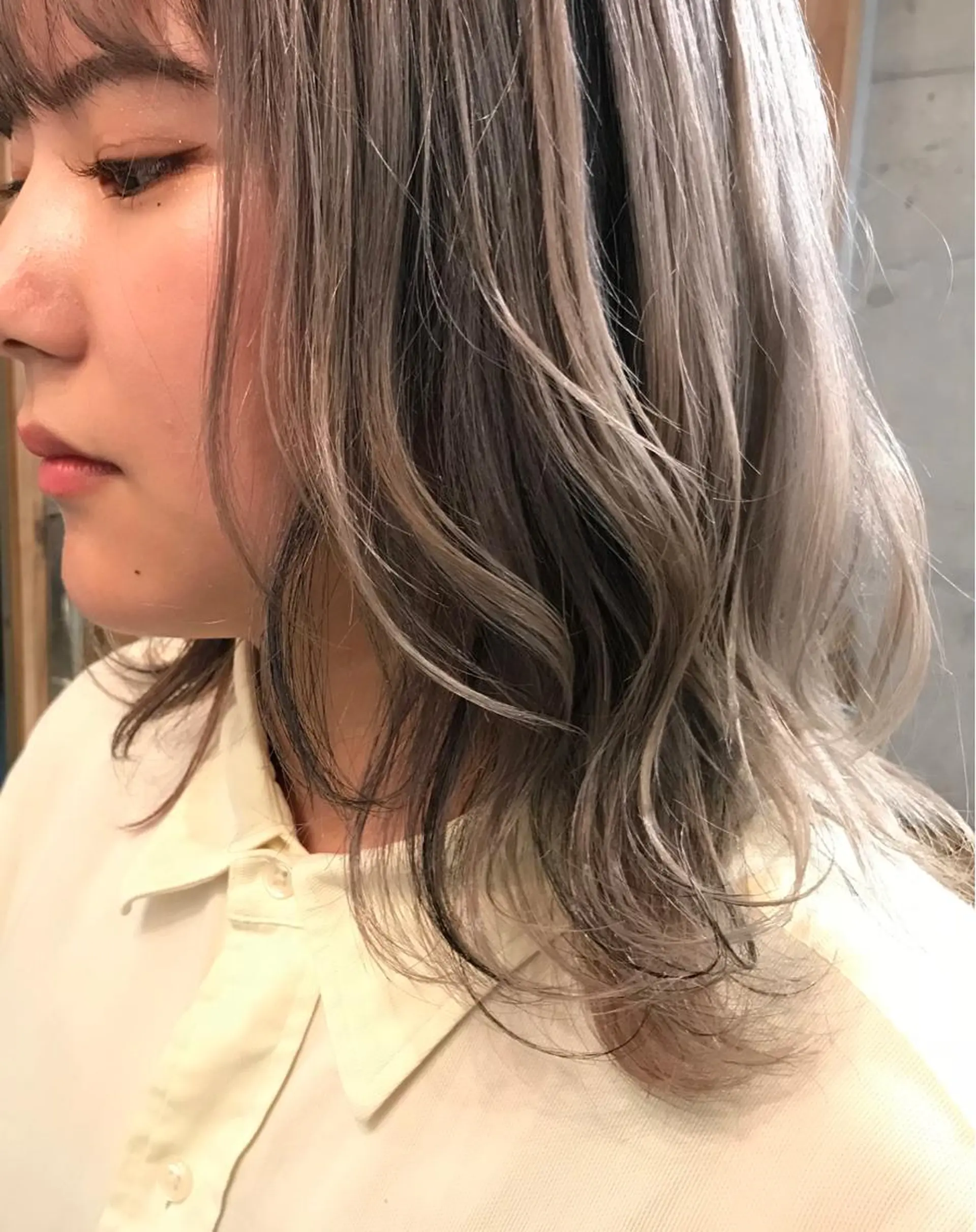 ミディアム カラー ベージュカラー ホワイトベージュ 竹嶌 健吾のヘアスタイル