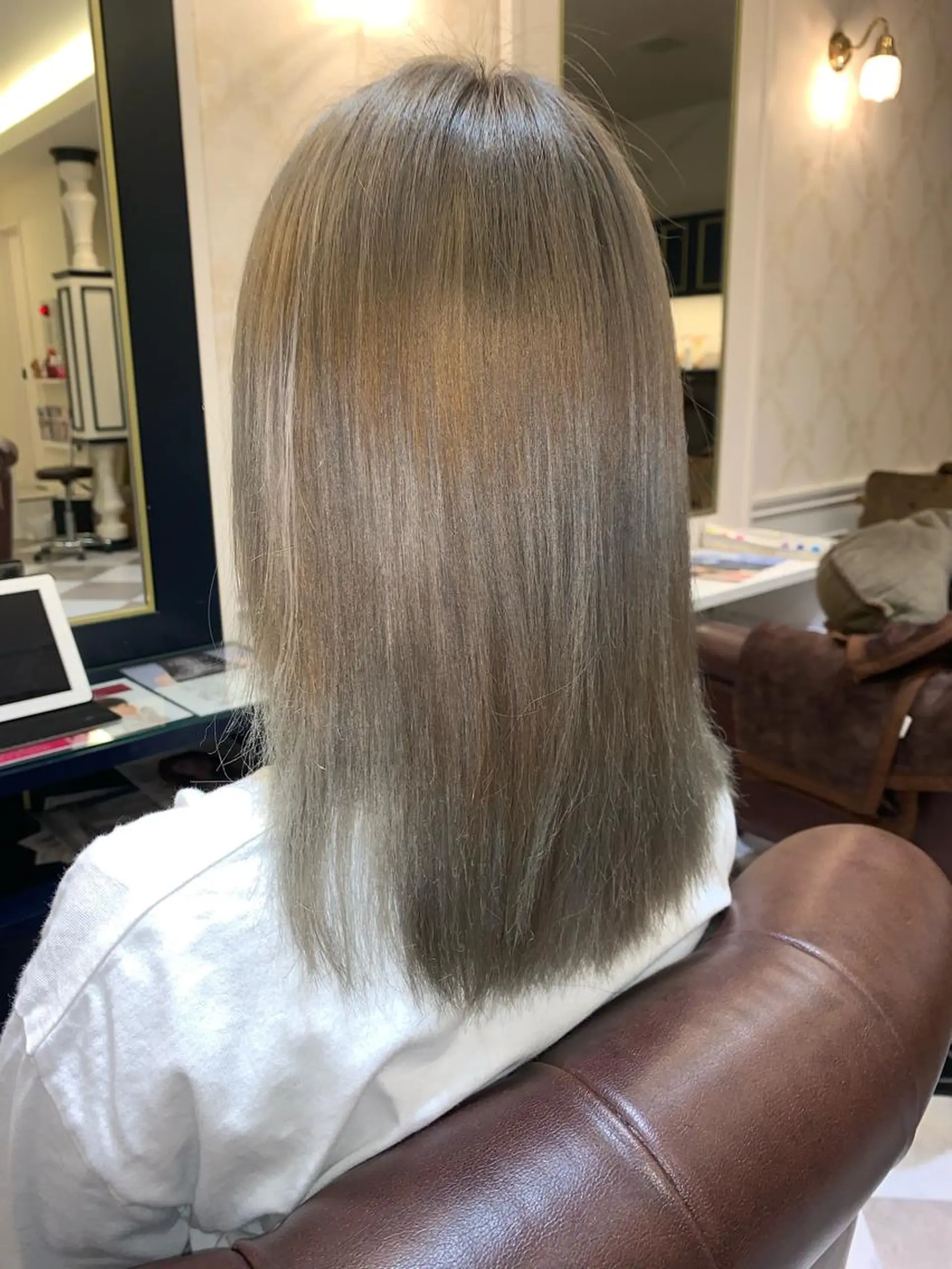 ミディアム カラー 粟田 めぐみのヘアスタイル